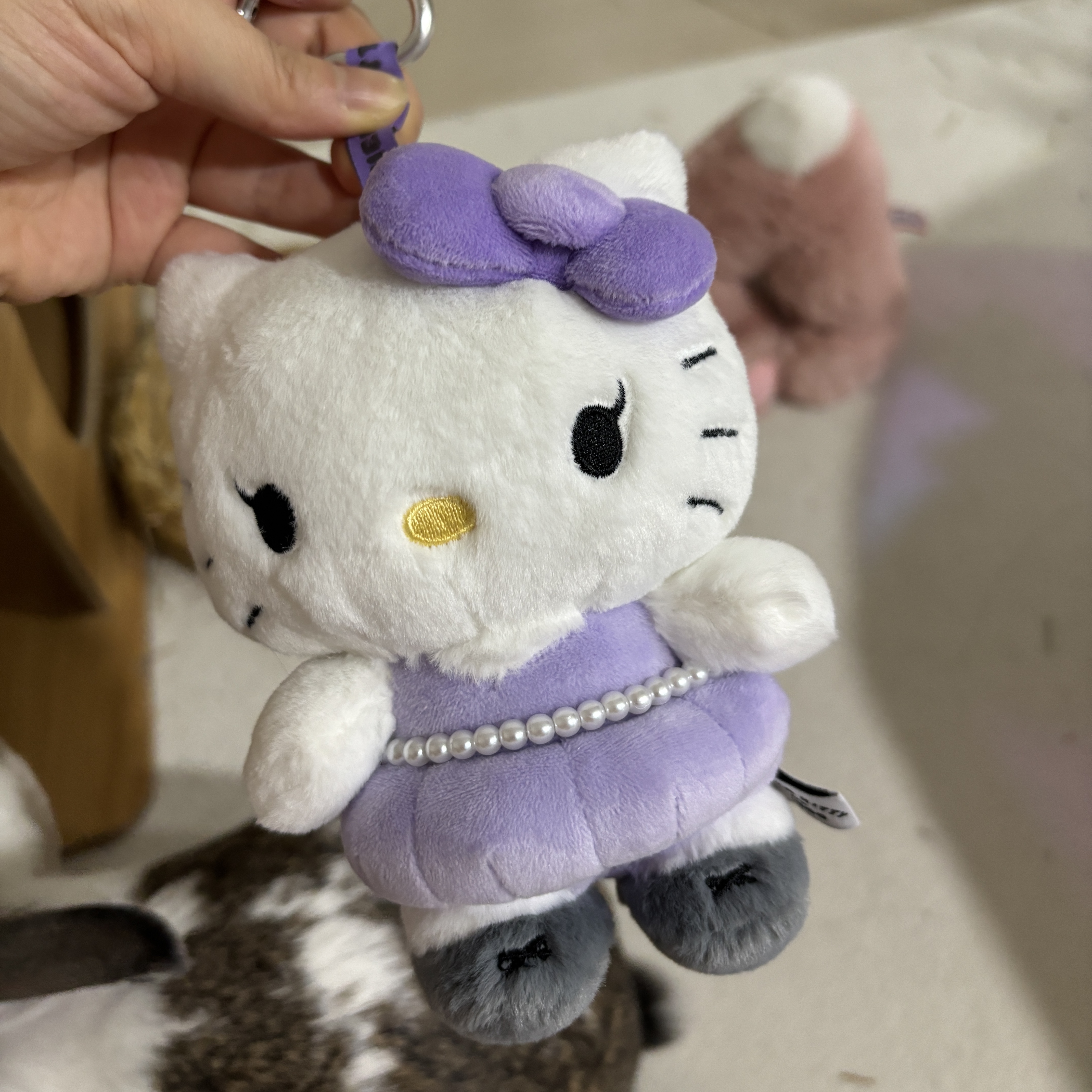 [HELLO KITTY x JISOO] Plush Keychain 착용 스타일 - 2