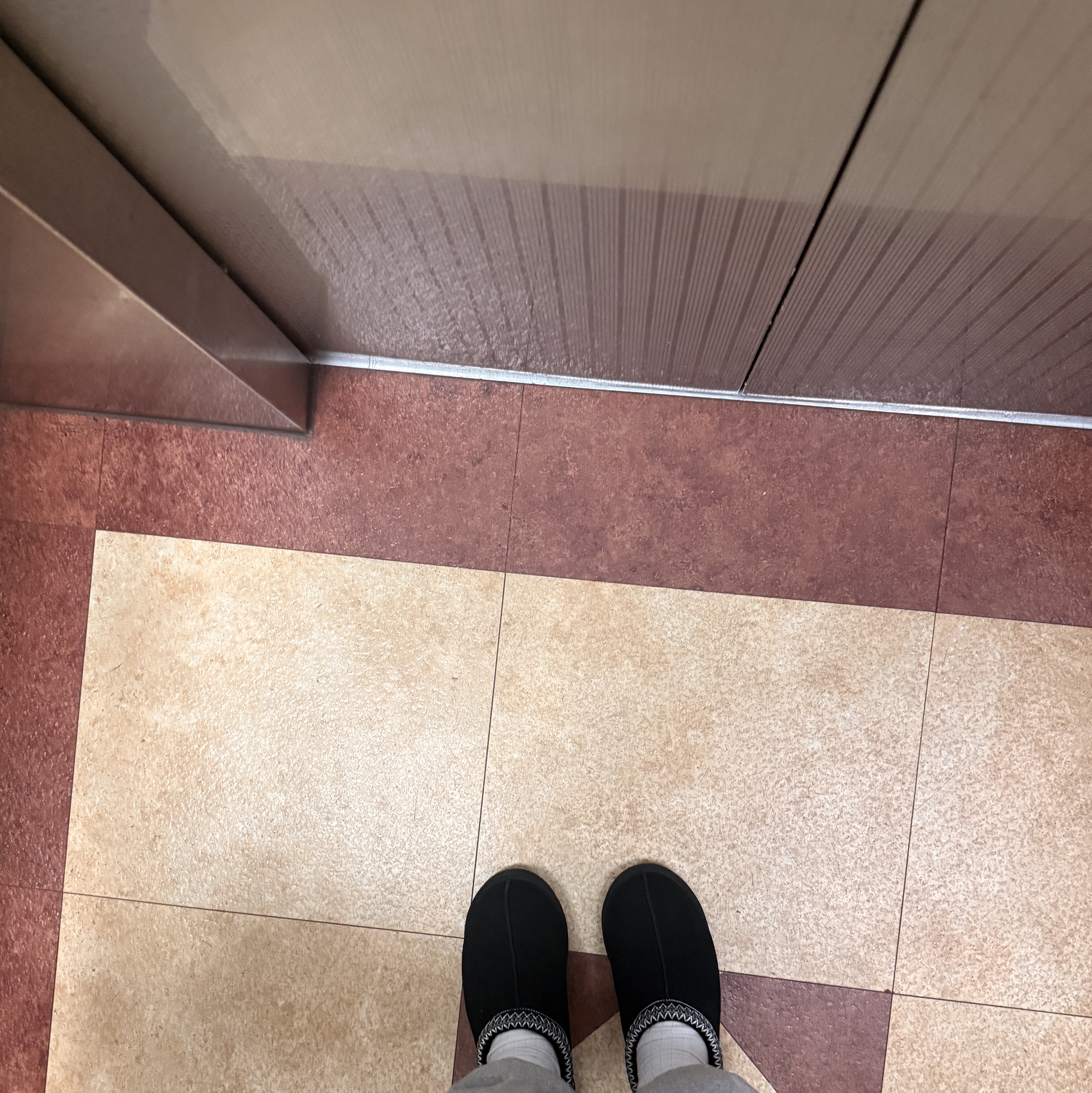 UGG Tasman II Slipper Black 착용 스타일
