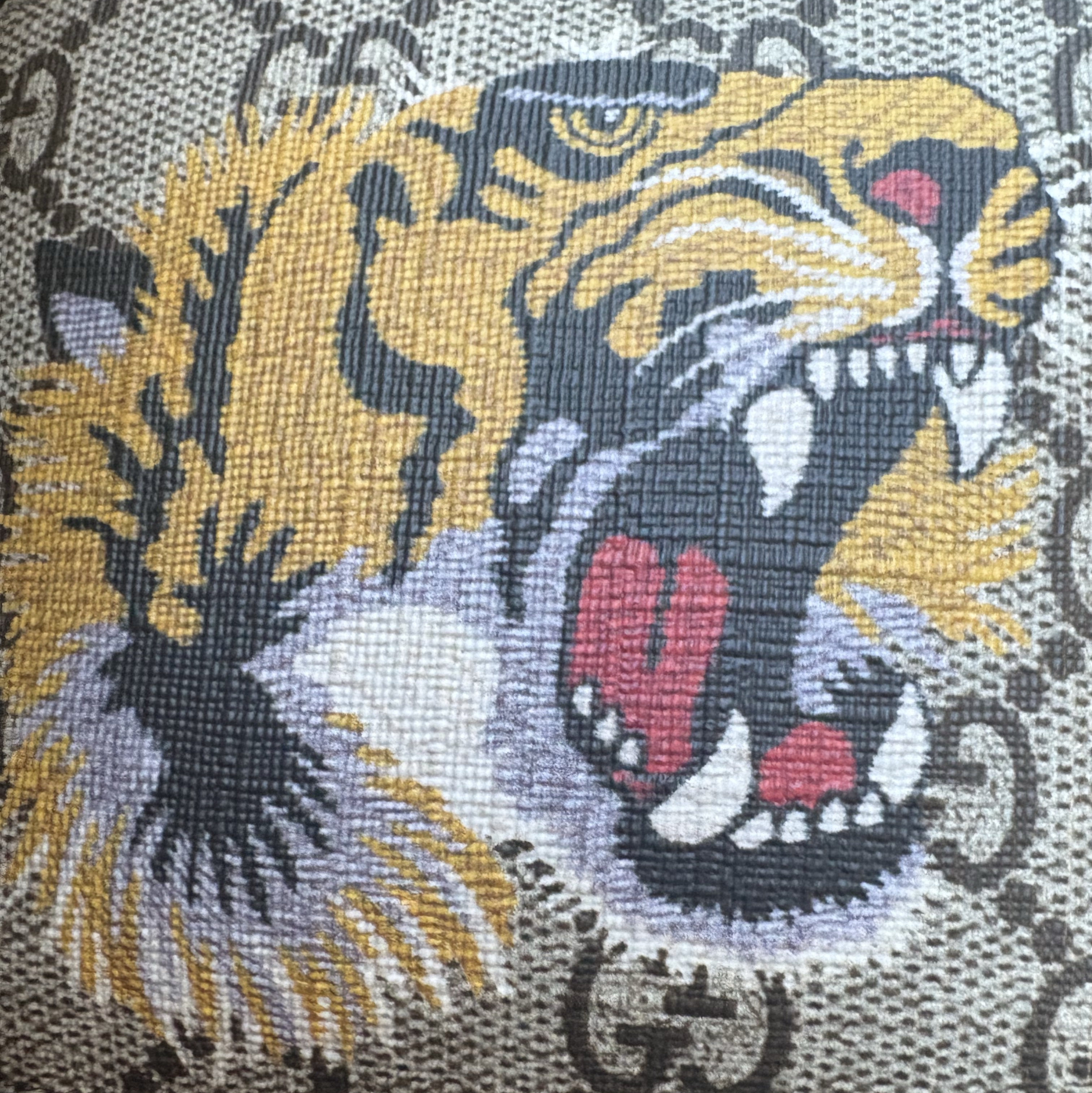 Gucci Tiger Print Wallet GG Supreme Beige Ebony 착용 스타일 - 2