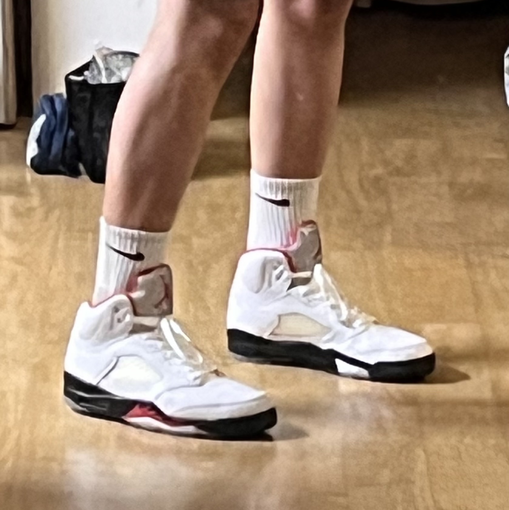 Jordan 5 Retro Fire Red Silver Tongue 2020, Jordan 1 Retro High OG Black Toe 착용 스타일 - 4