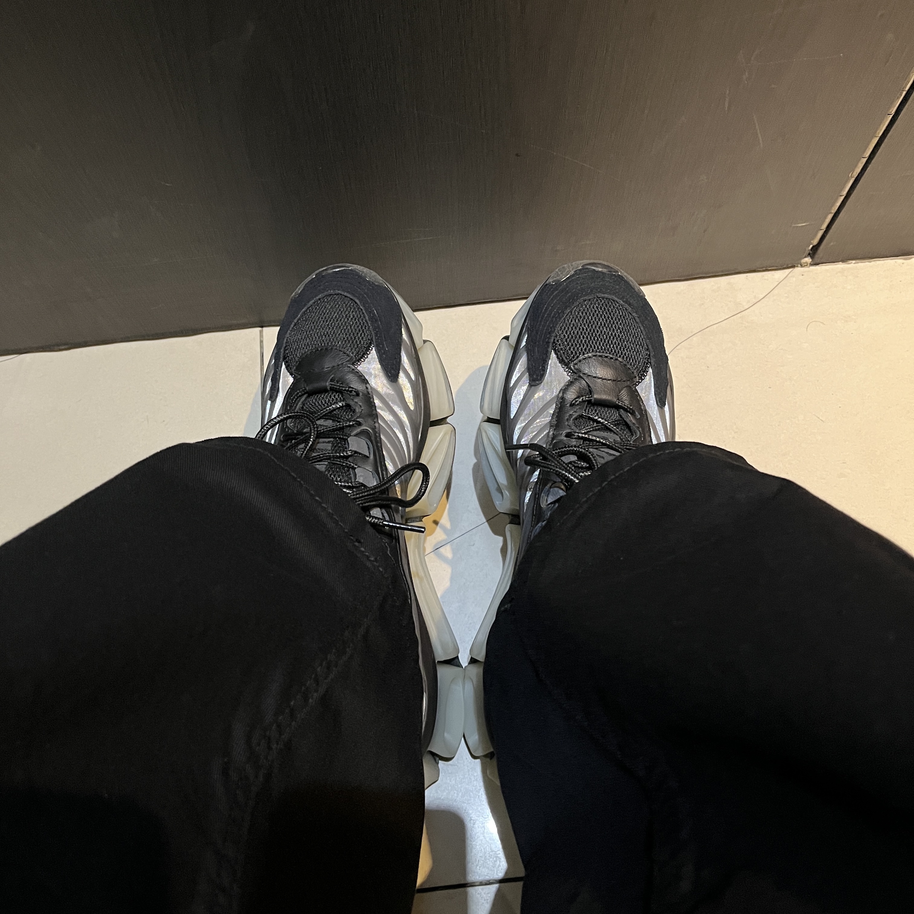 Adidas x Willy Chavarria Megaride AG Core Black Putty Grey 착용 스타일 - 1