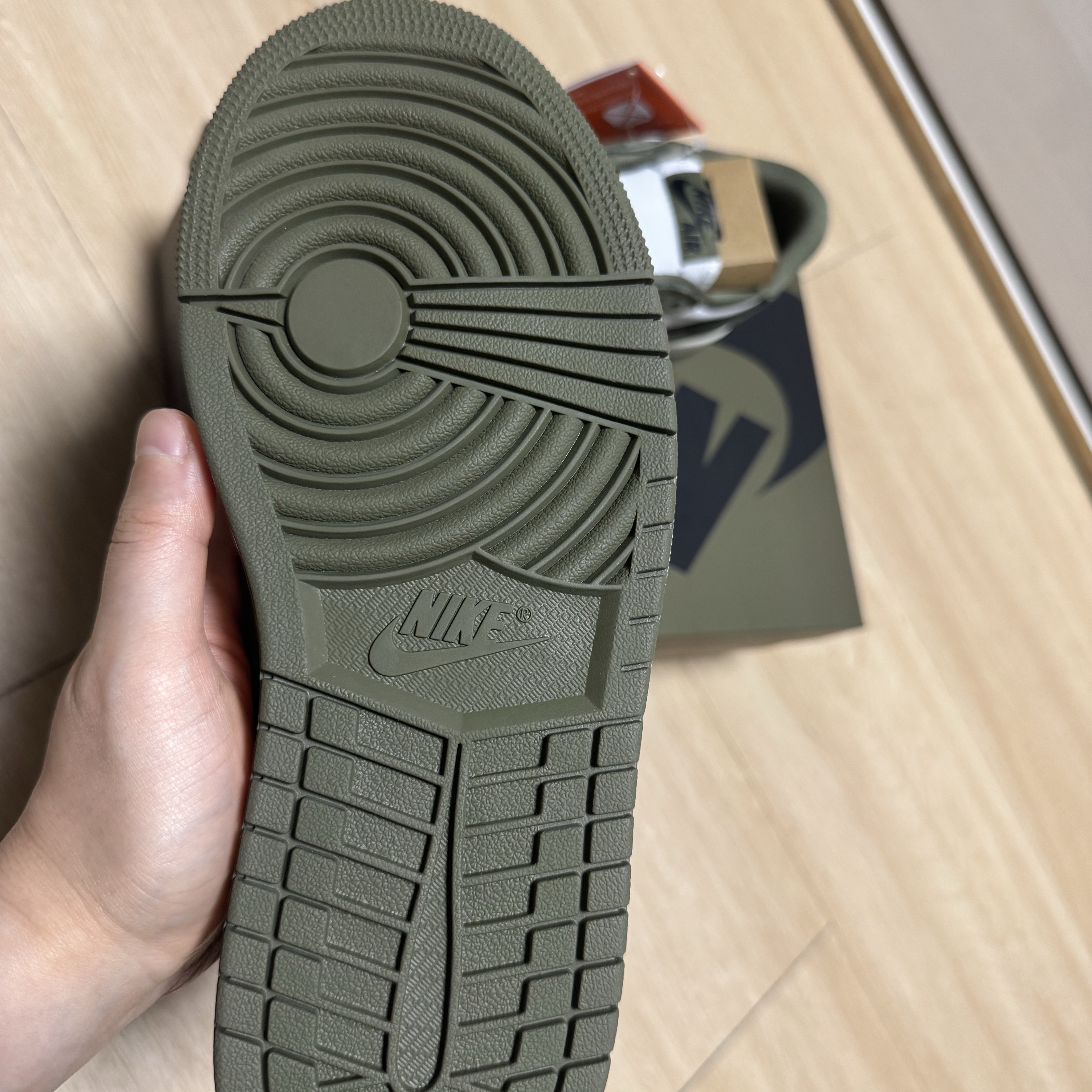 Jordan 1 Retro Low OG Medium Olive and Summit White 착용 스타일 - 6