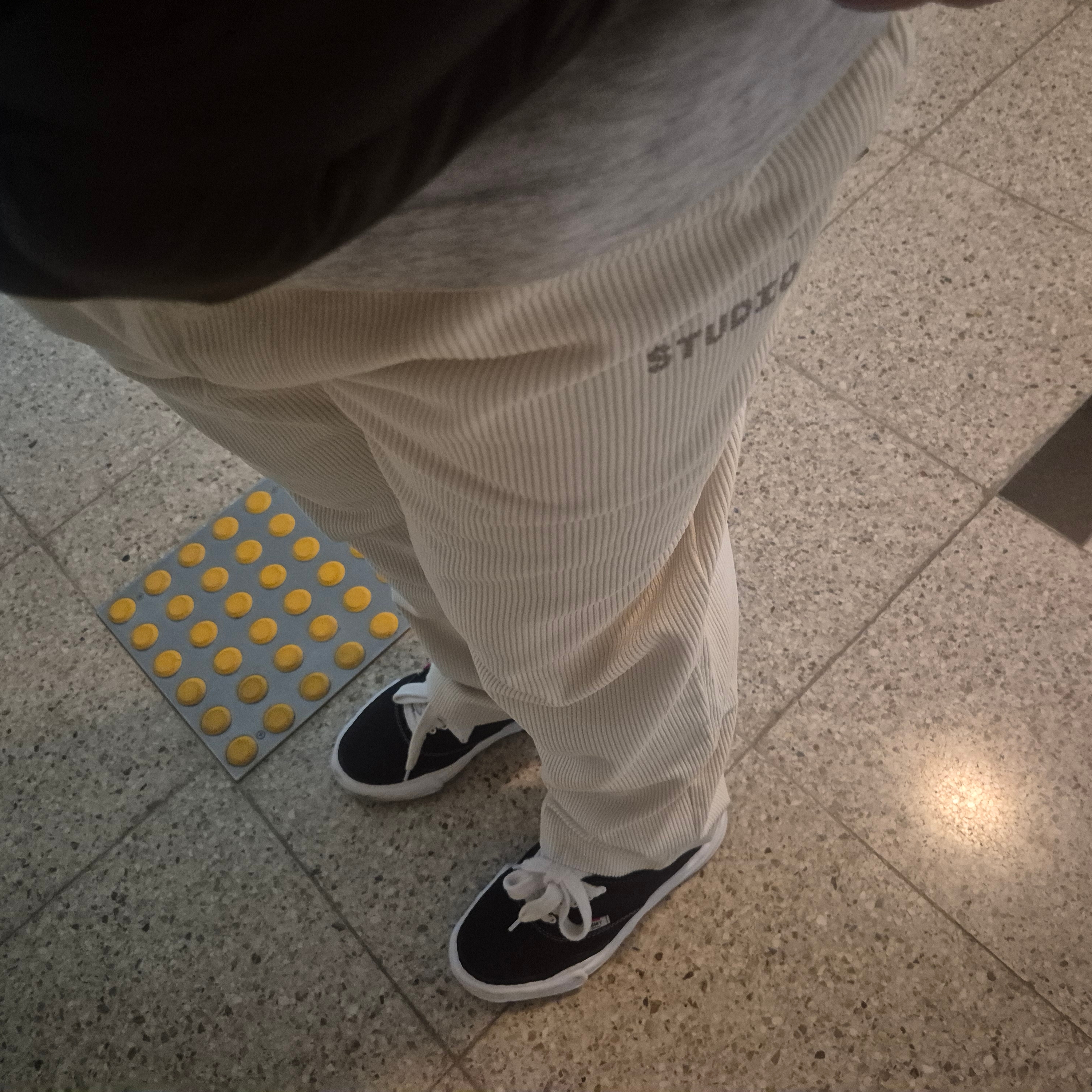 IAB Studio Corduroy Pants Cream Mud 착용 스타일 - 1