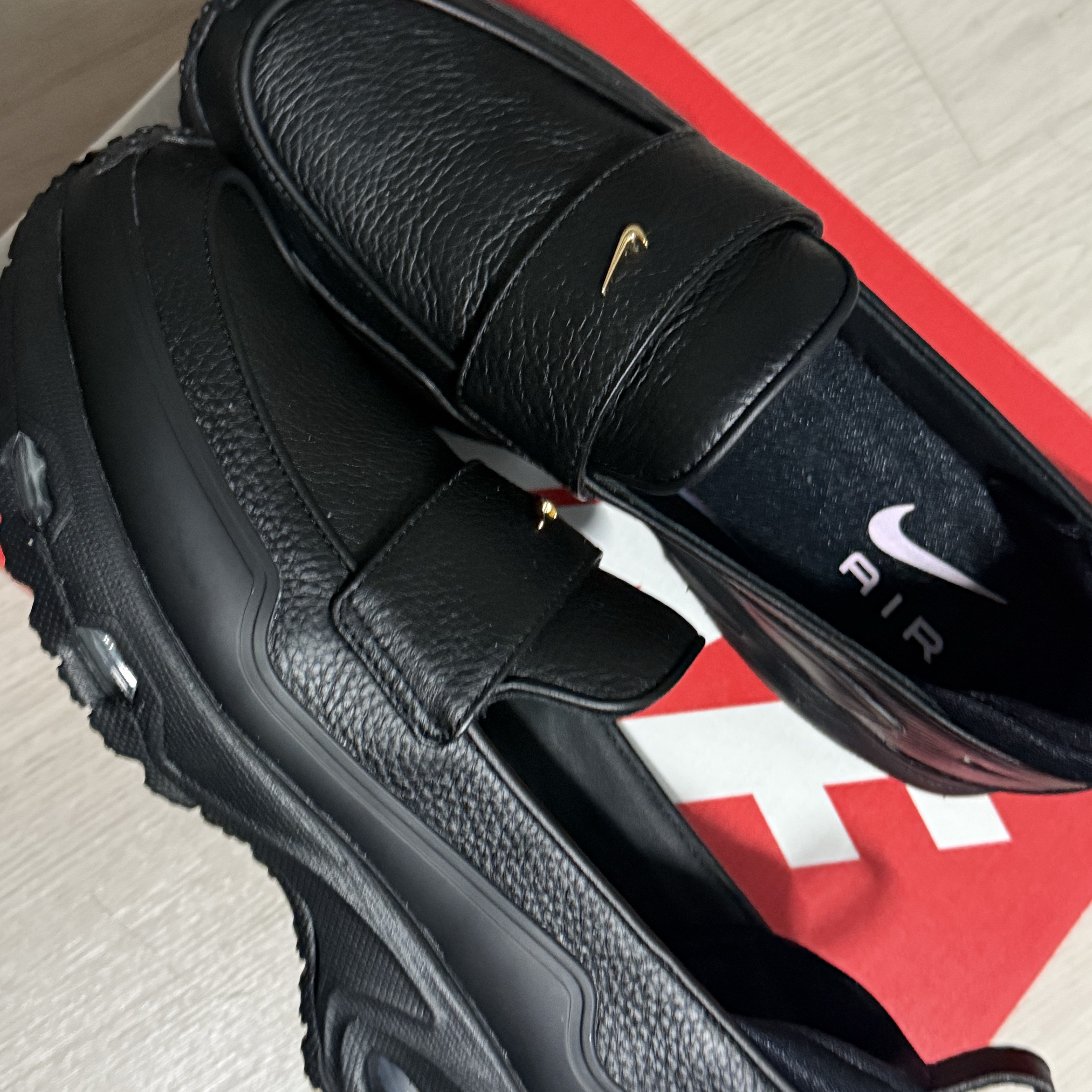 (W) Nike Air Max Phenomena Black Smoke Grey 착용 스타일 - 3
