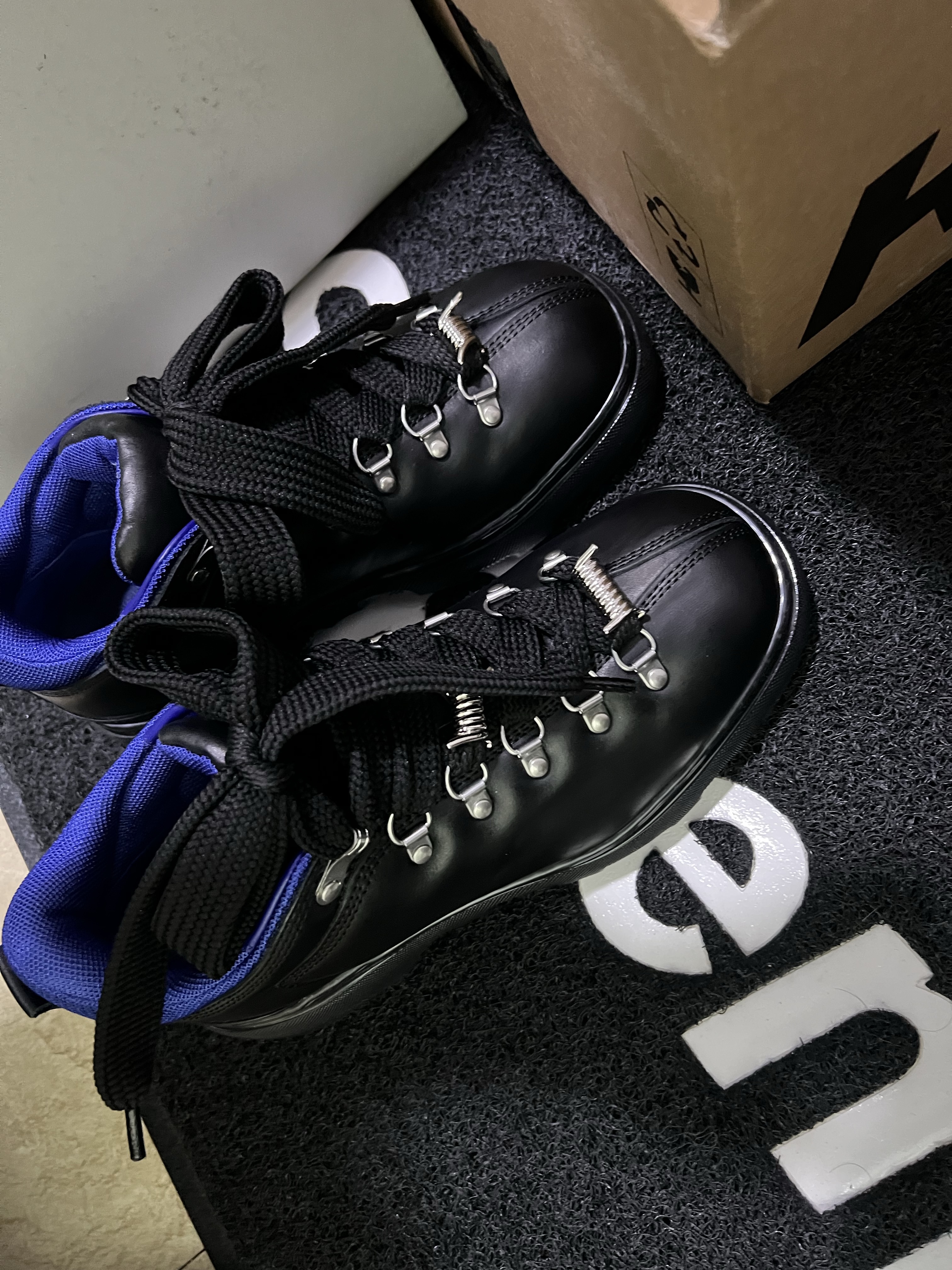 Burberry Leather Trek Boots Black 착용 스타일 - 3