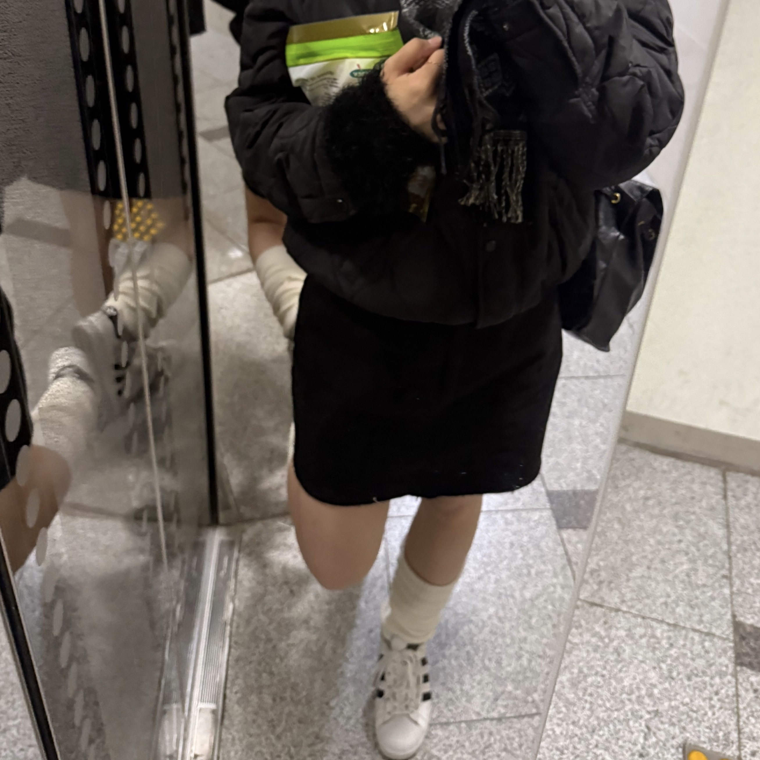 Adidas Superstar White Black 착용 스타일 - 4