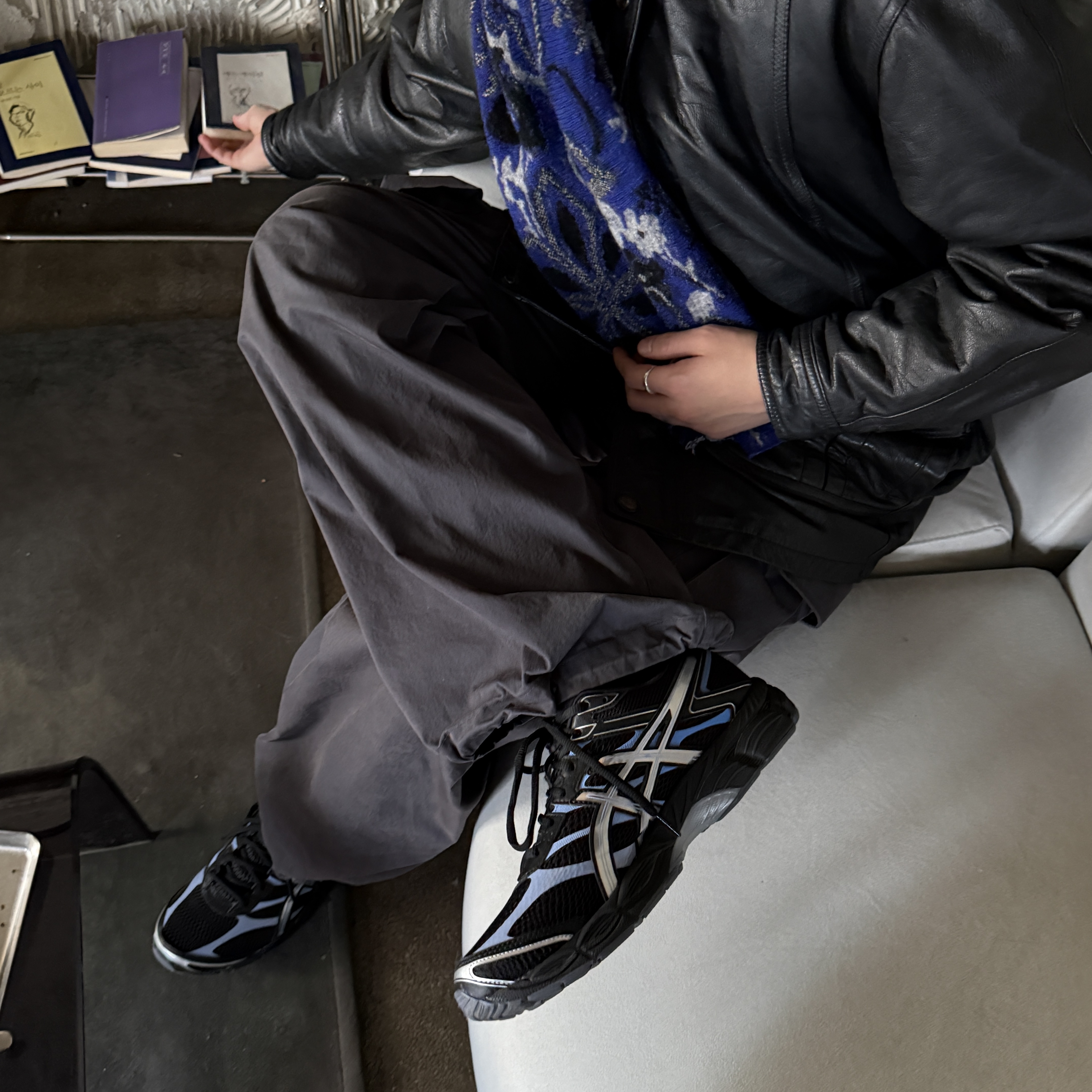 Asics Gel-Cumulus 16 Black Pure Silver 착용 스타일 - 3