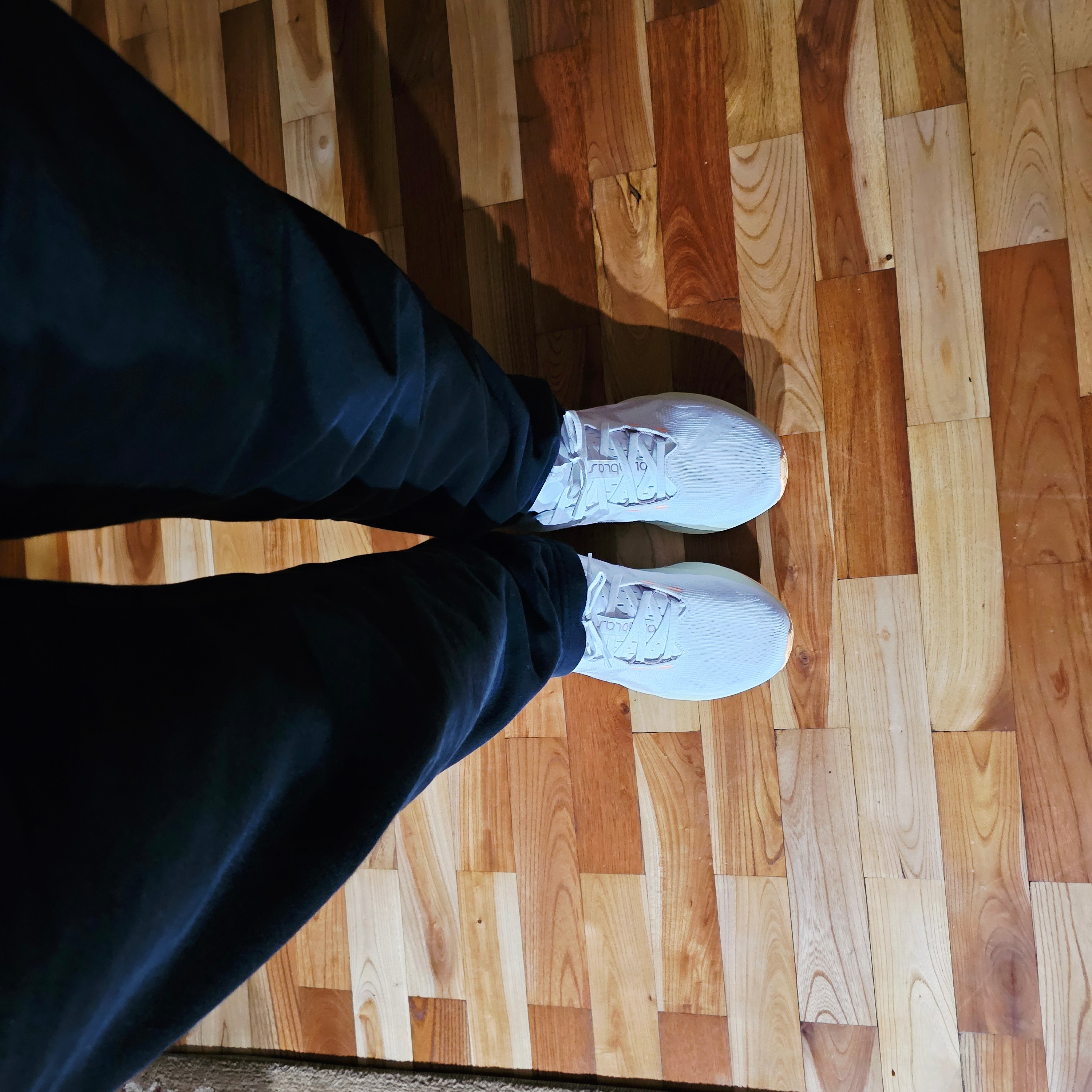 Asics Novablast 5 White Fawn 착용 스타일