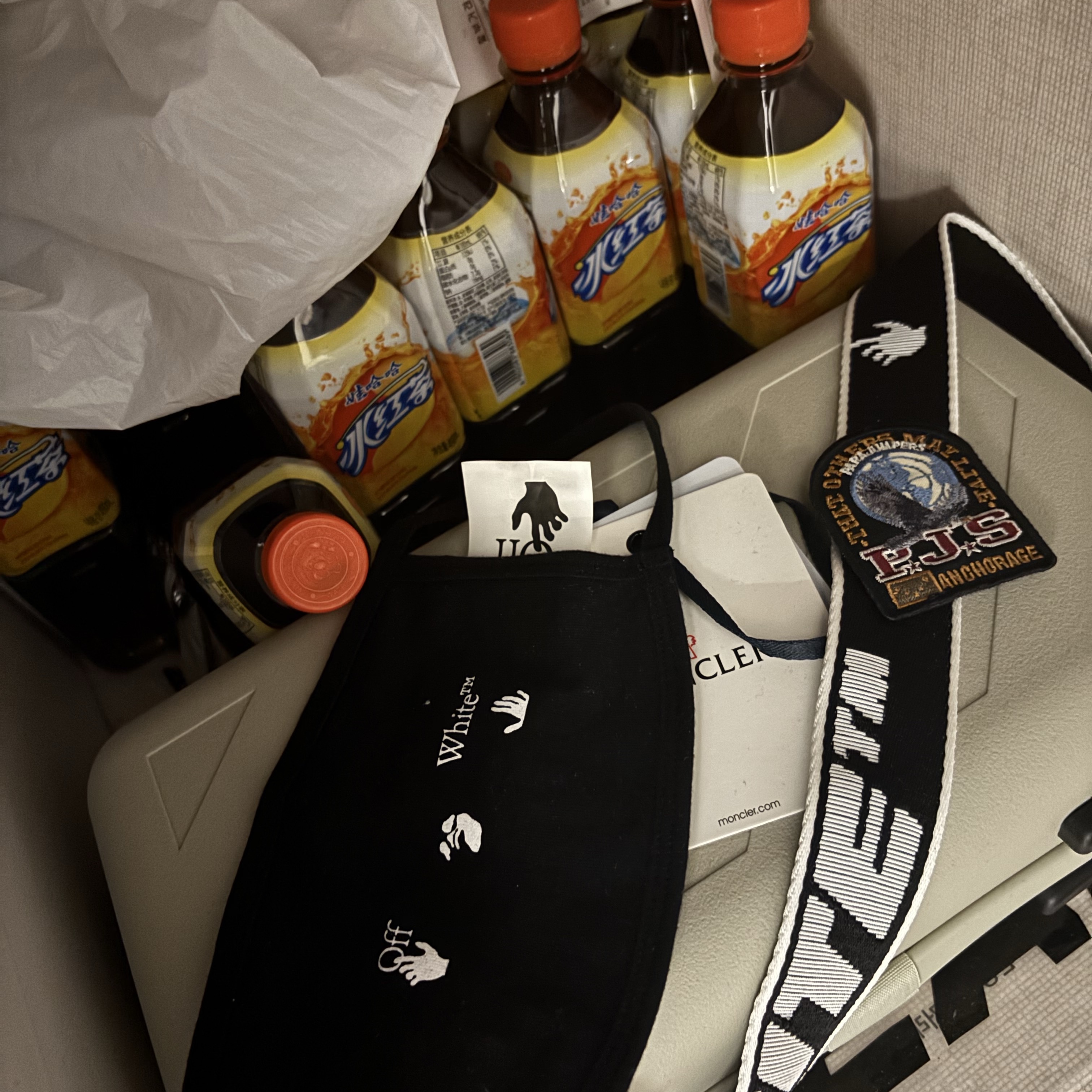 Off-White x Amore Pacific Protection Box (Without Cosmetics) 착용 스타일 - 2