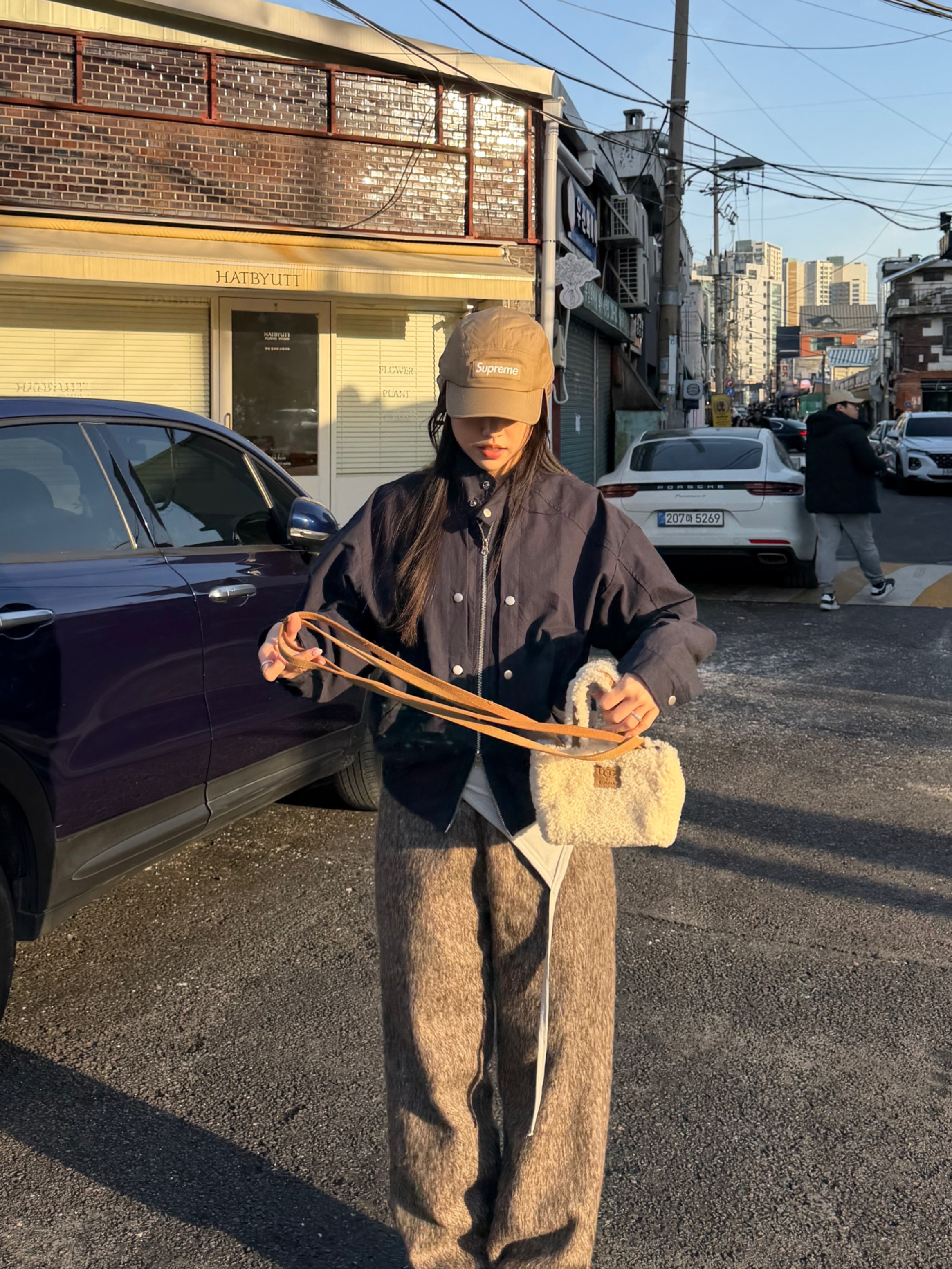 Telfar x UGG Reverse Small Shopping Bag Natural, Supreme Polartec Lined Packable Earflap Camp Cap Khaki - 25FW 착용 스타일 - 6