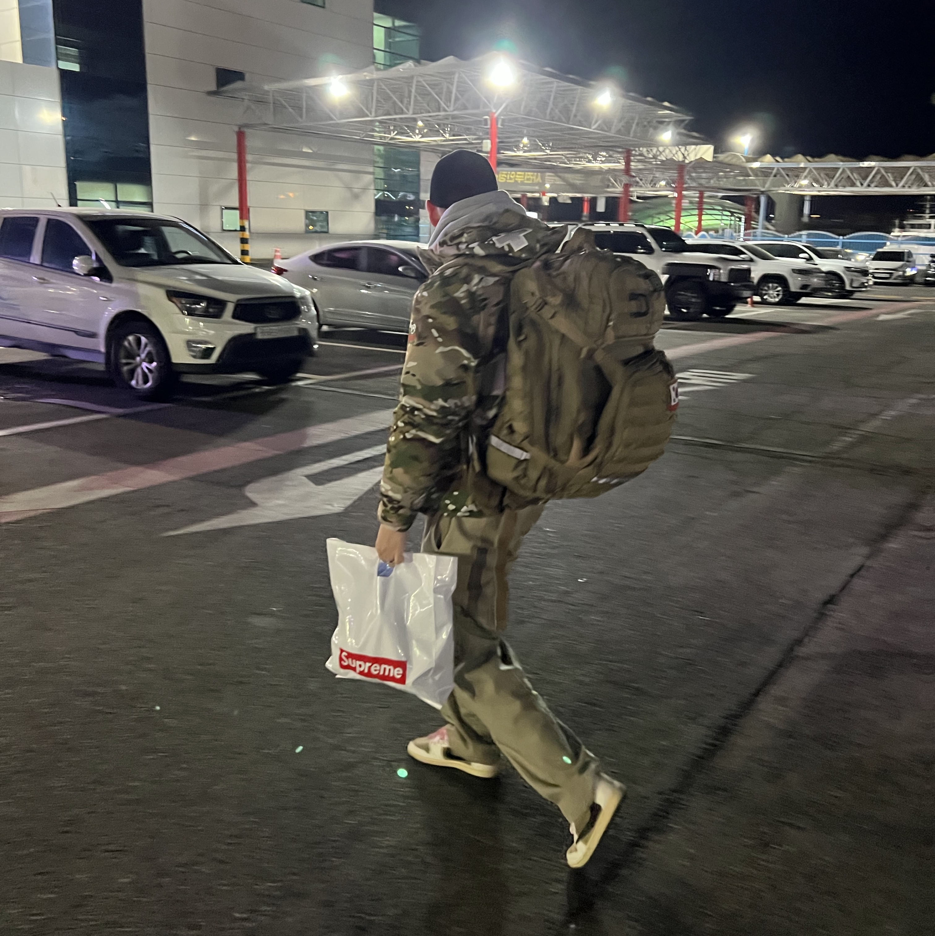 Supreme Gore-Tex Corduroy Camp Cap Black - 21FW, Jordan 1 x Travis Scott Retro Low OG SP Reverse Olive 착용 스타일 - 2