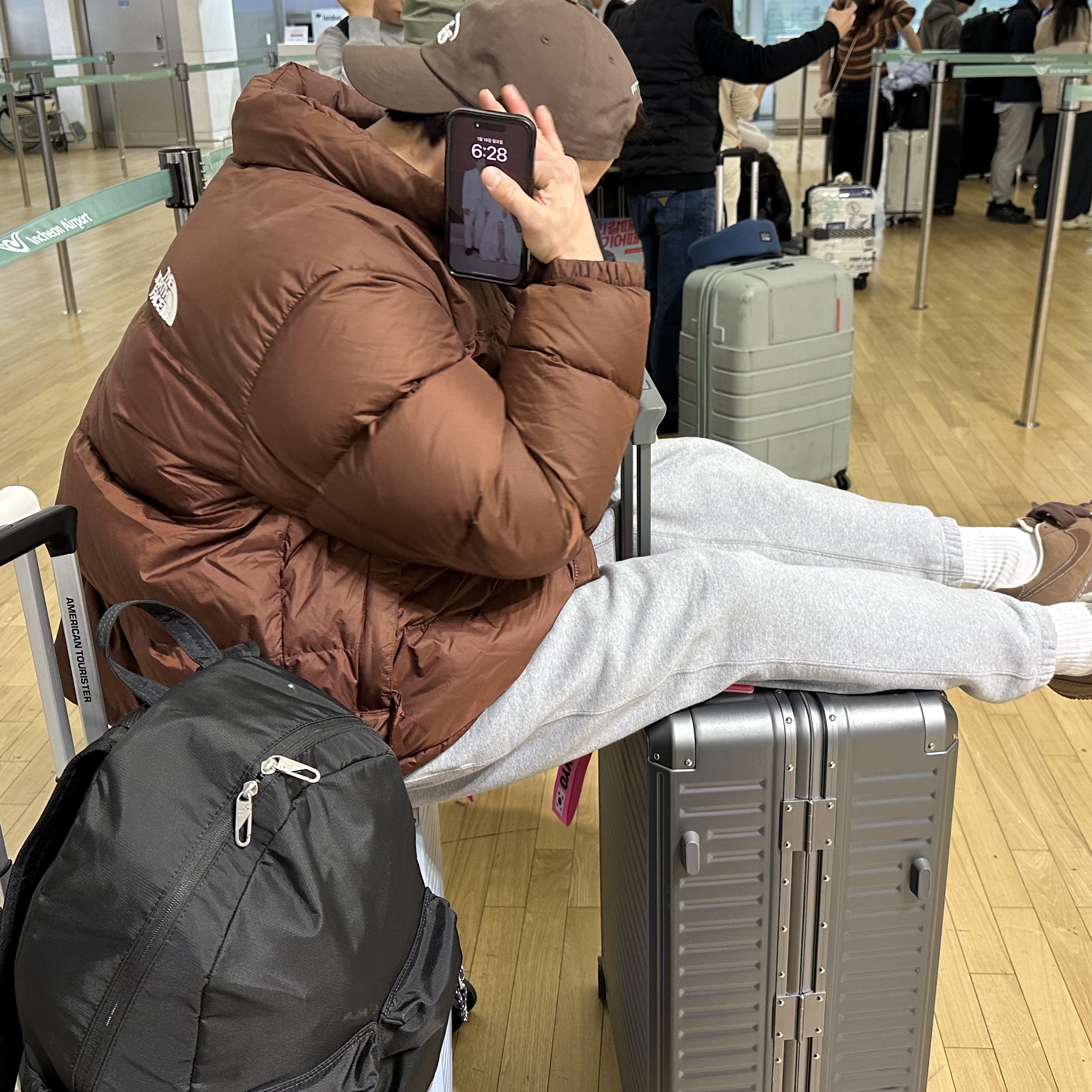 (W) Nike Air Force 1 '07 Cacao Wow, The North Face 1996 Retro Nuptse Jacket Dark Oak 착용 스타일 - 2
