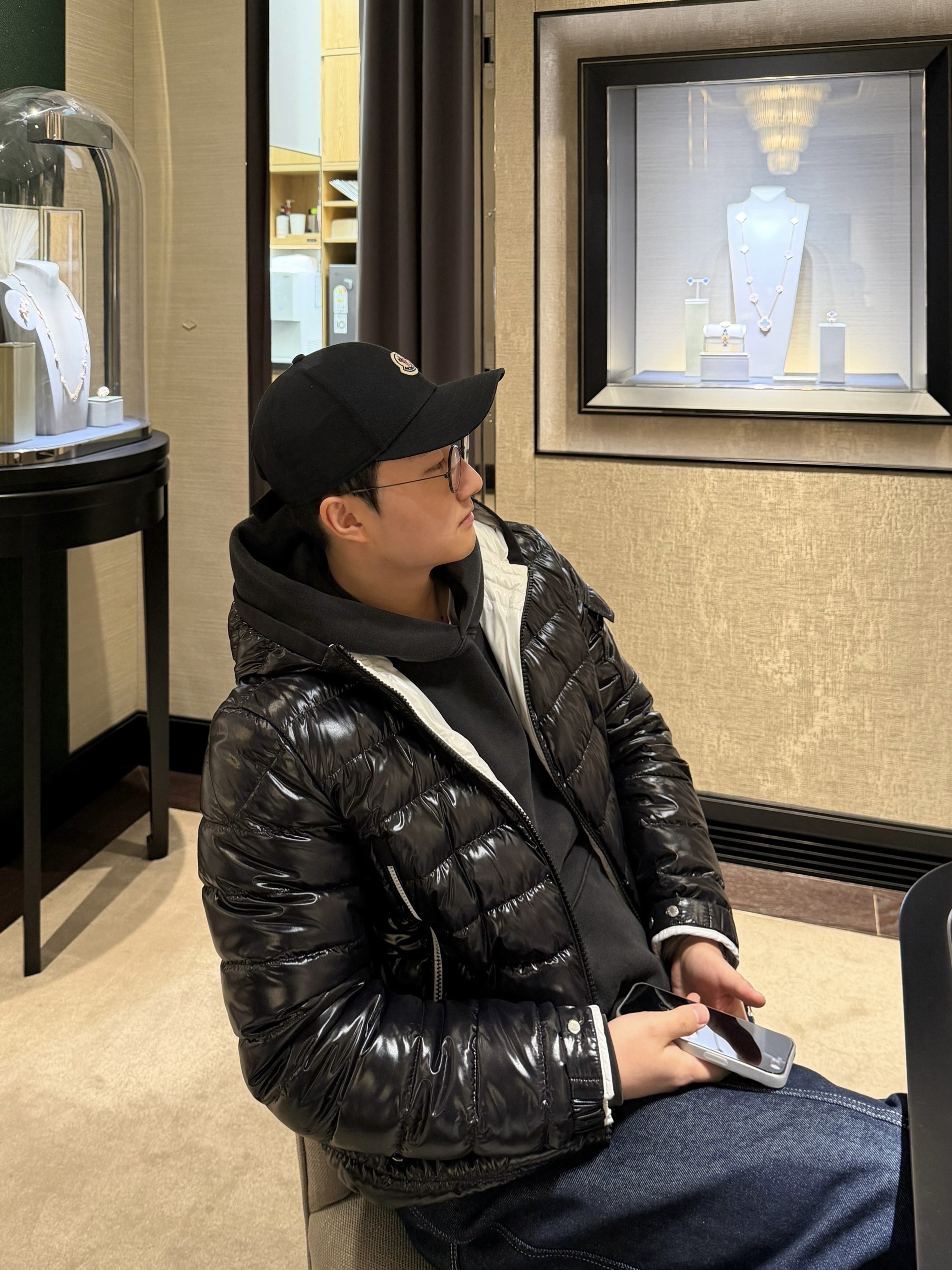 Moncler Galion Short Down Jacket Black - 23SS, Gucci GG Embossed Sneakers White 착용 스타일 - 2