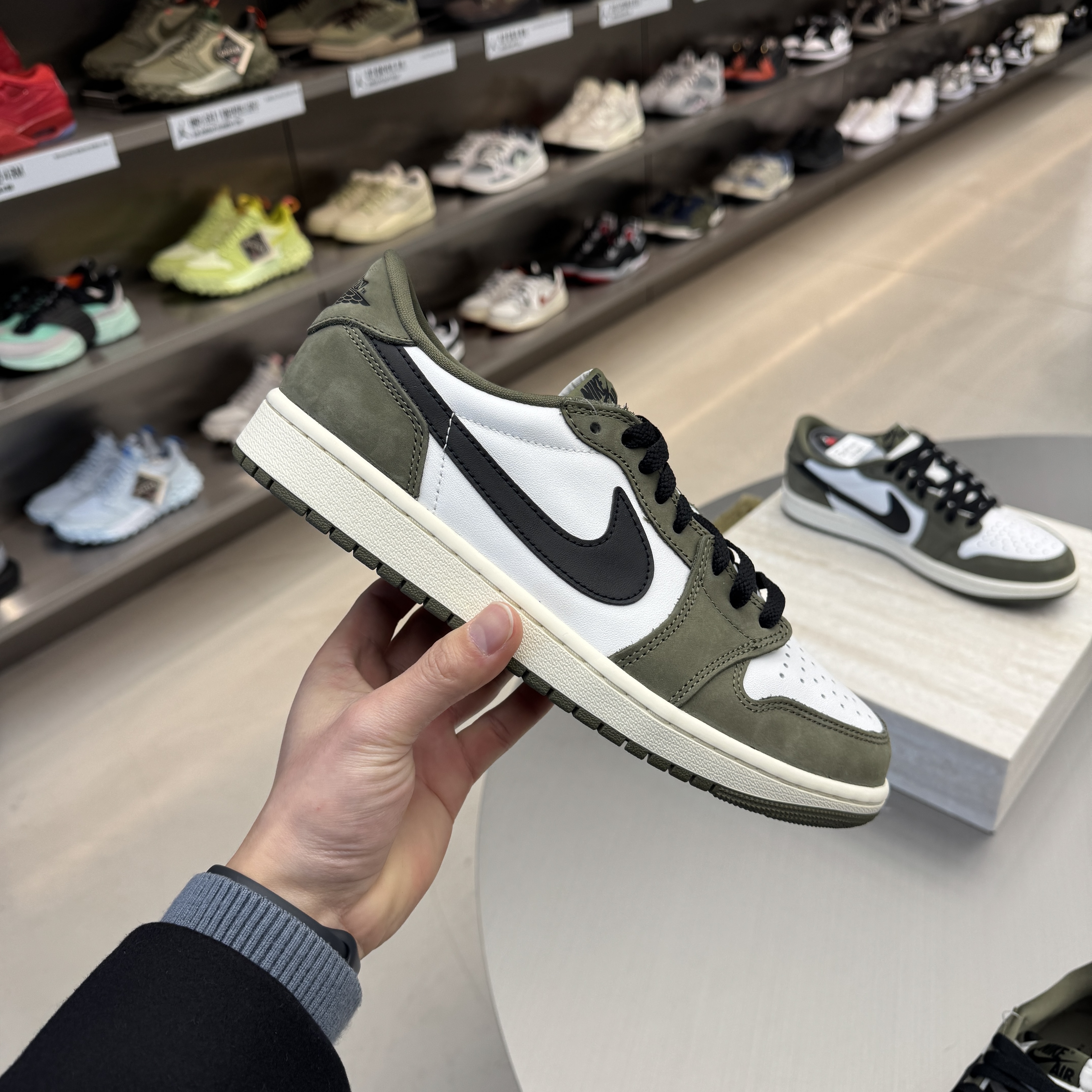 Jordan 1 Retro Low OG Medium Olive and Summit White 착용 스타일