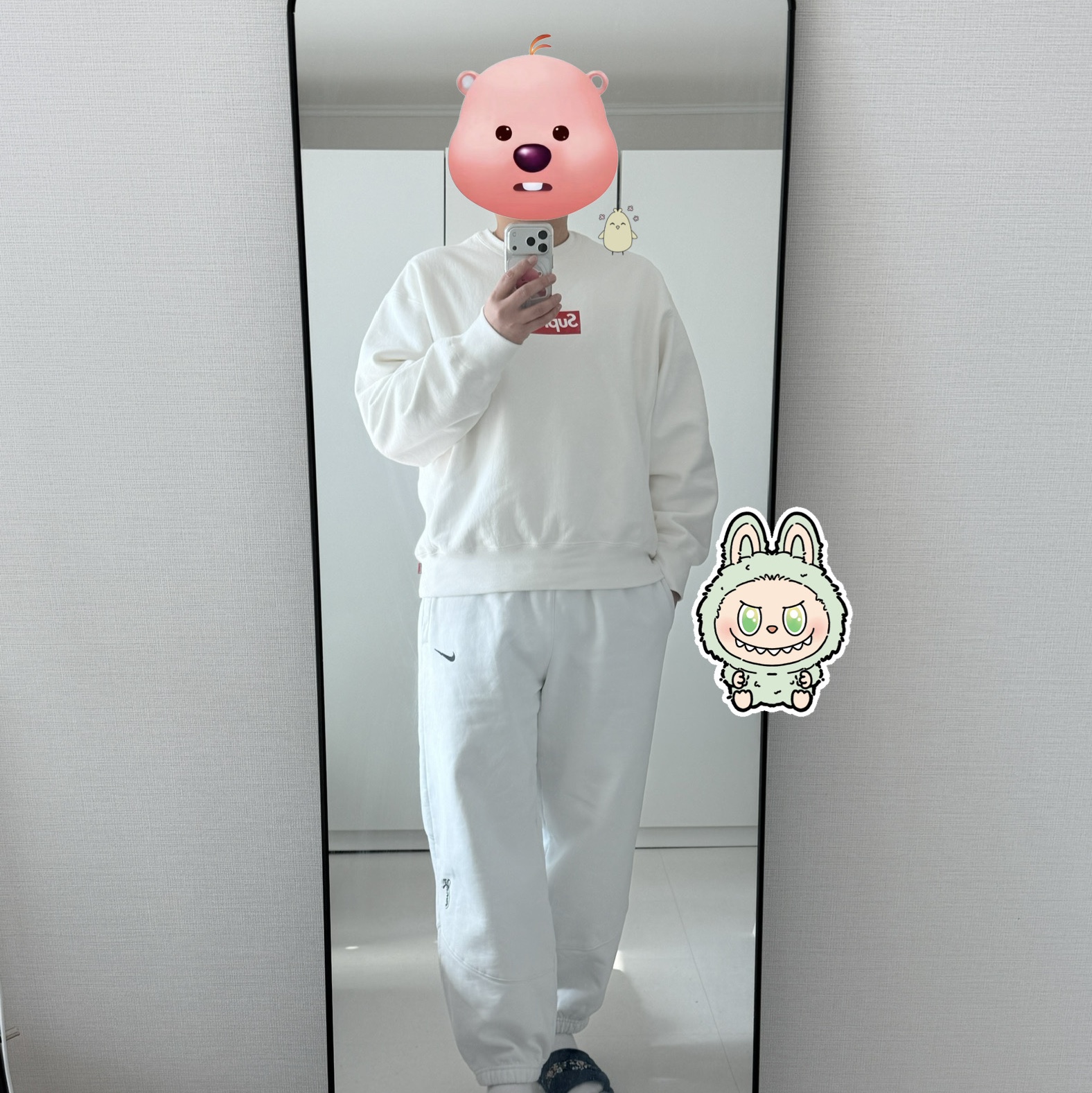 Supreme Washed Box Logo Crewneck White - 25SS, Supreme x Nike Sweatpant White - 25SS 착용 스타일 - 1