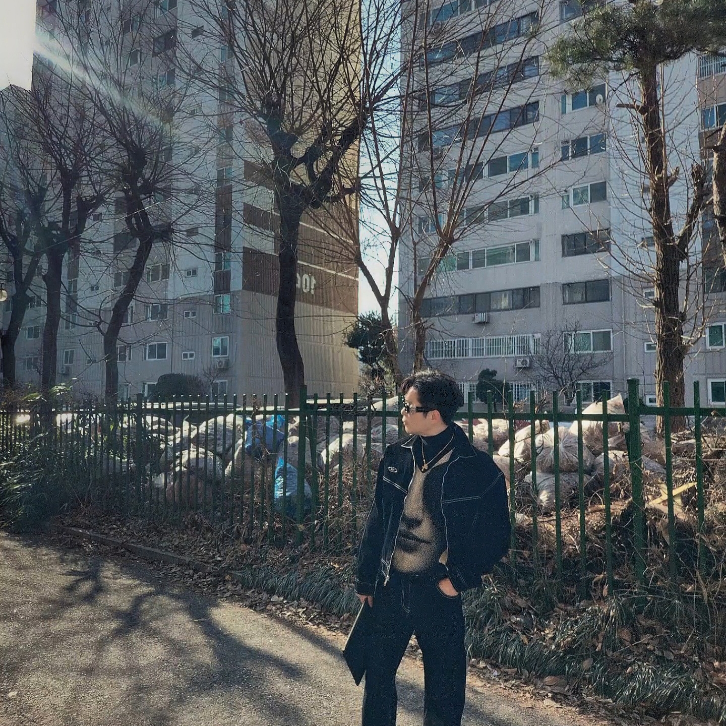 BORN TO WIN Velvet Straight Denim Pants Black 착용 스타일