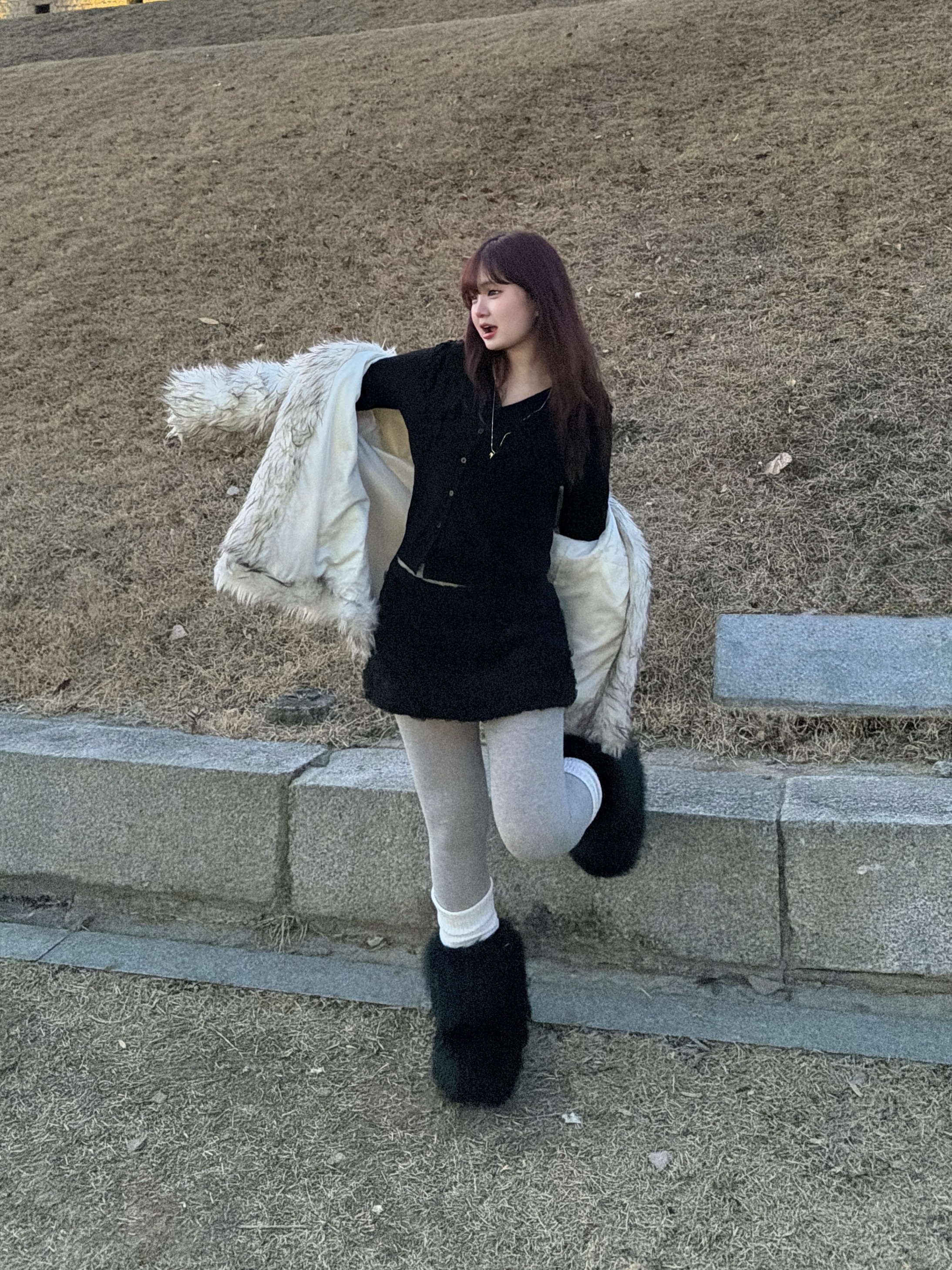 UGLYSHADOW Ruffled Fur Mini Skirt Black 착용 스타일 - 1