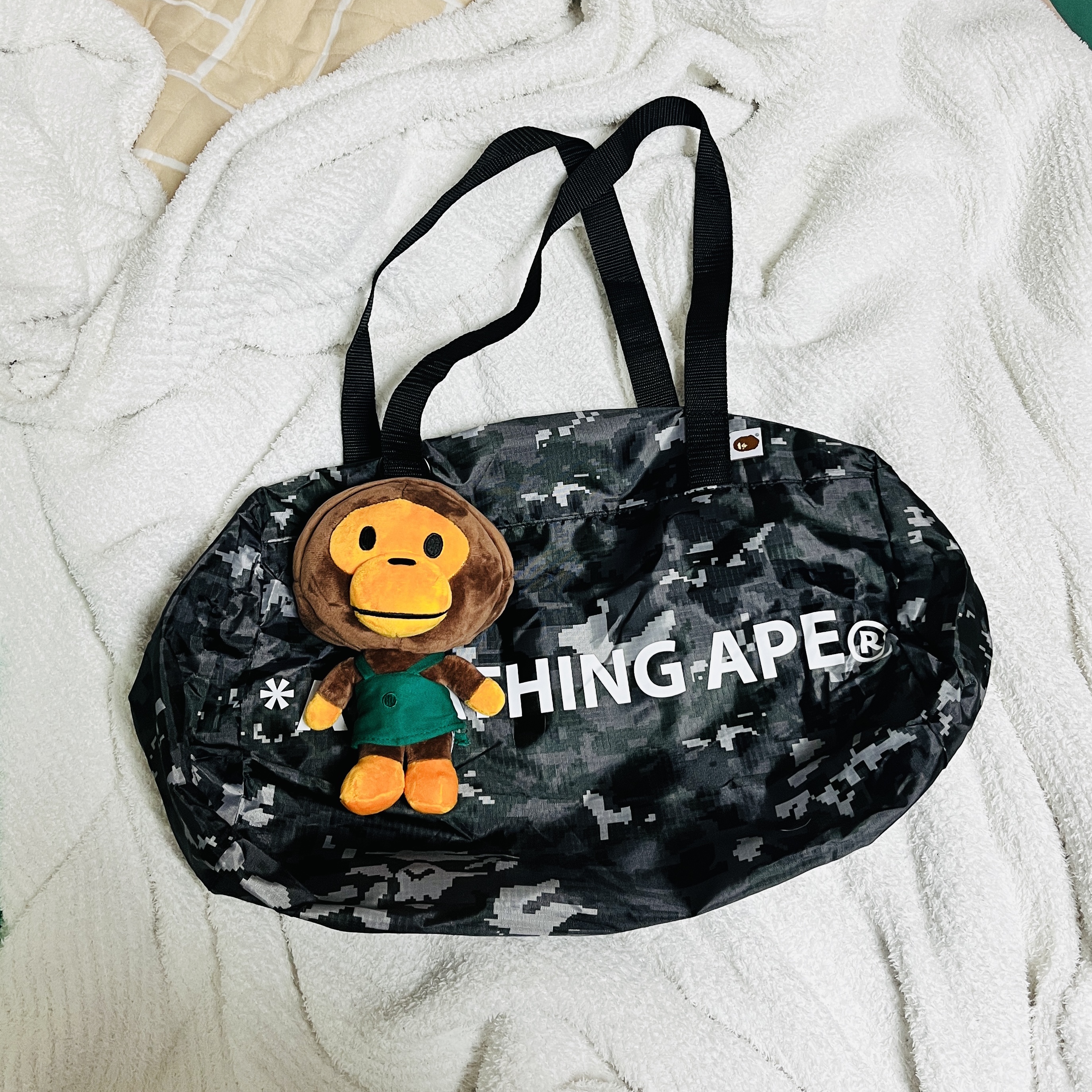 Starbucks x BAPE Baby Milo Foldable Bag 착용 스타일