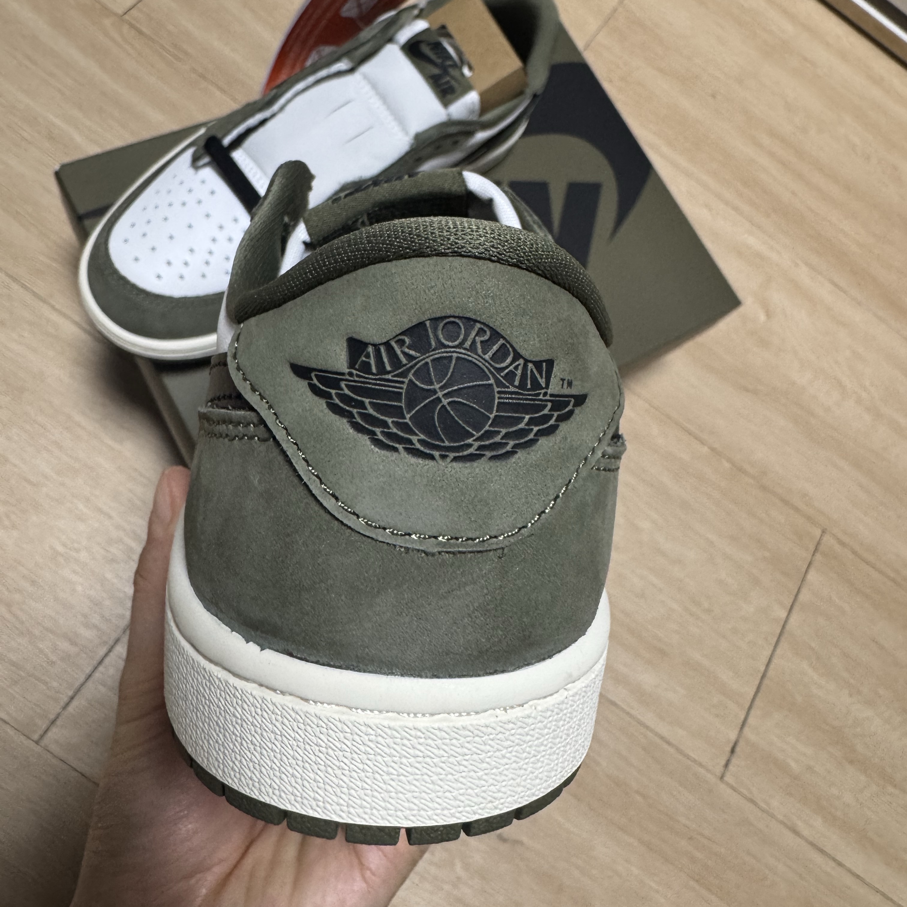 Jordan 1 Retro Low OG Medium Olive and Summit White 착용 스타일 - 5
