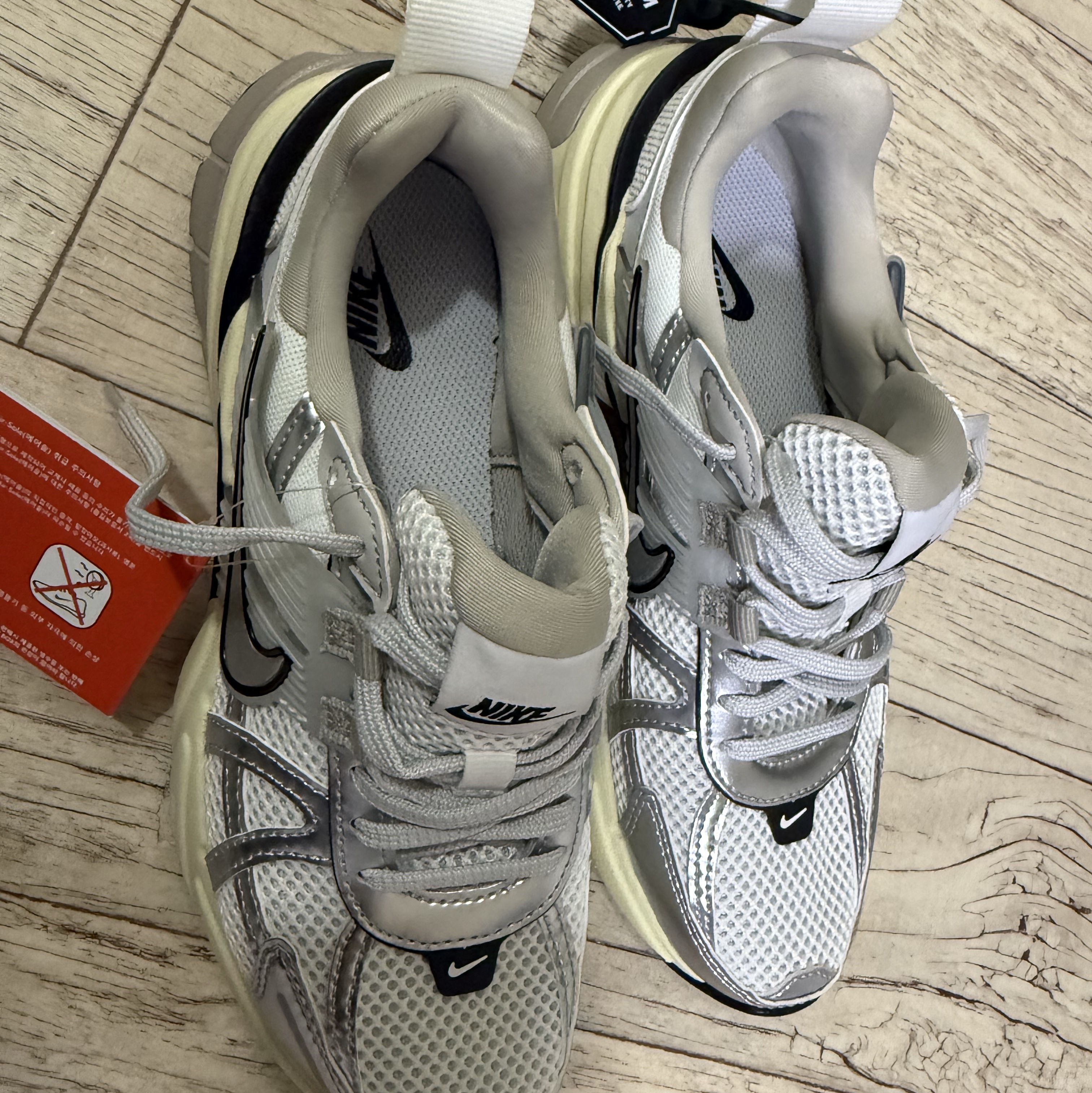 Nike V2K Run Summit White Metallic Silver 착용 스타일 - 2