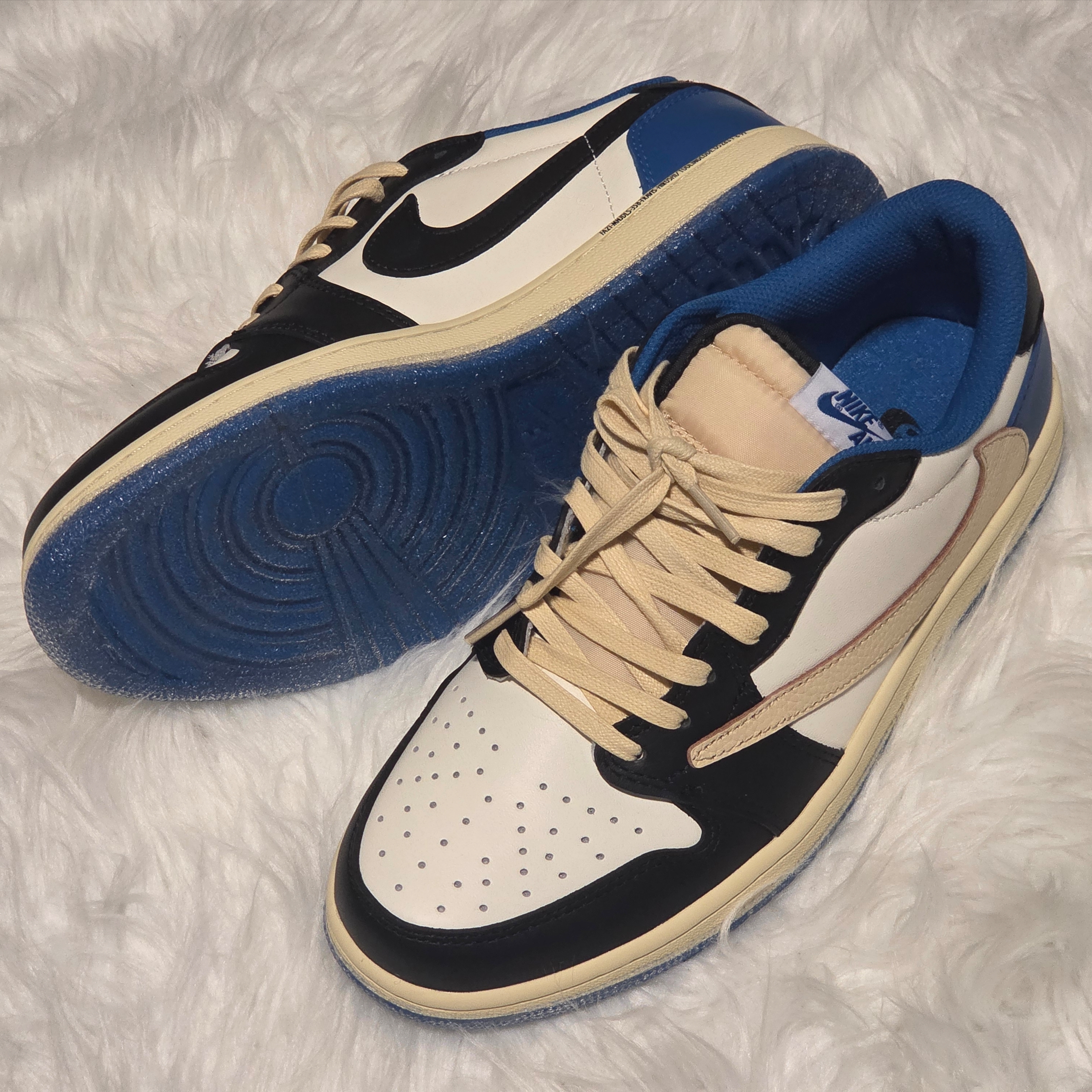 Jordan 1 x Travis Scott x Fragment Retro Low OG SP Military Blue 착용 스타일 - 3