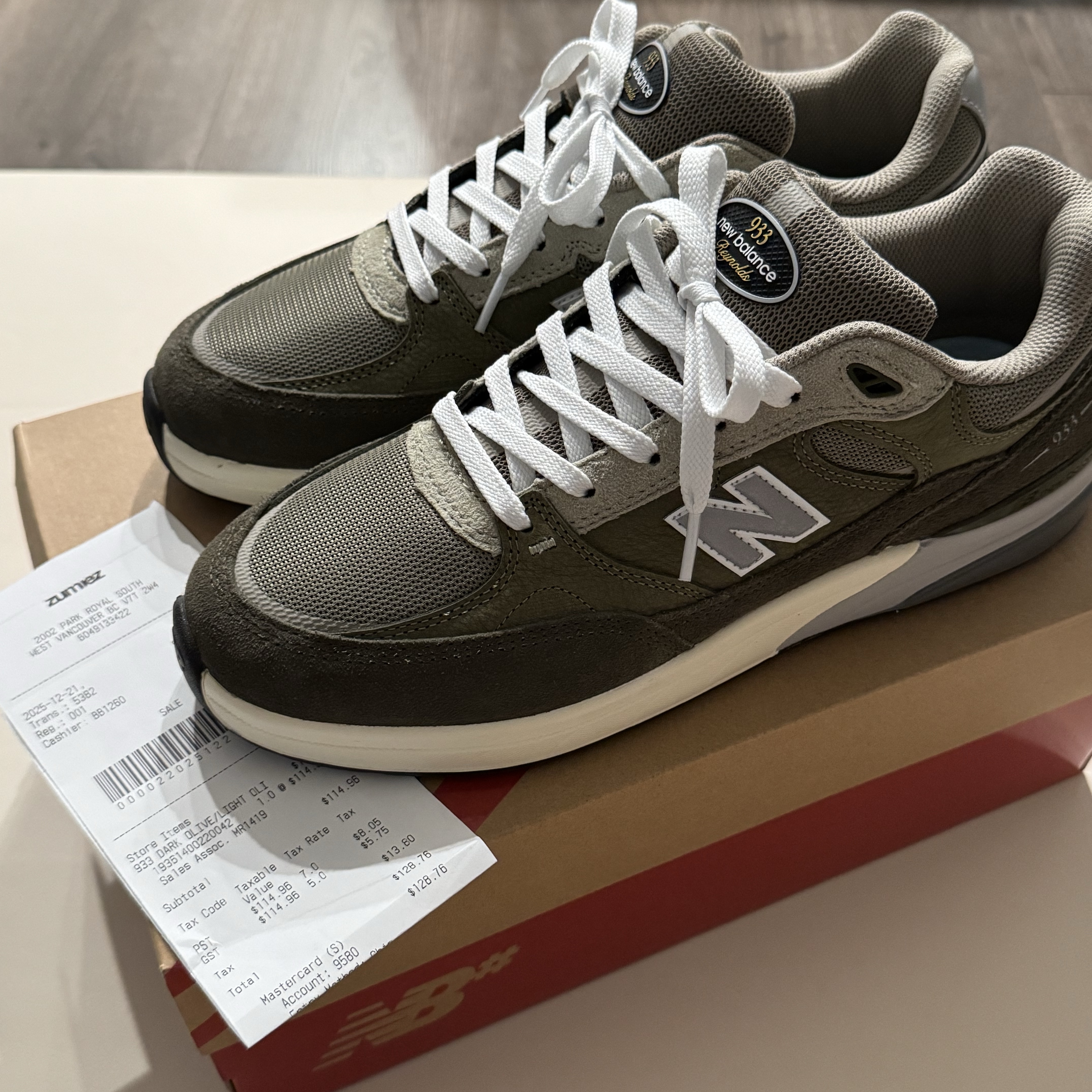 New Balance x Andrew Reynolds Numeric 933 Dark Grey White 착용 스타일 - 1