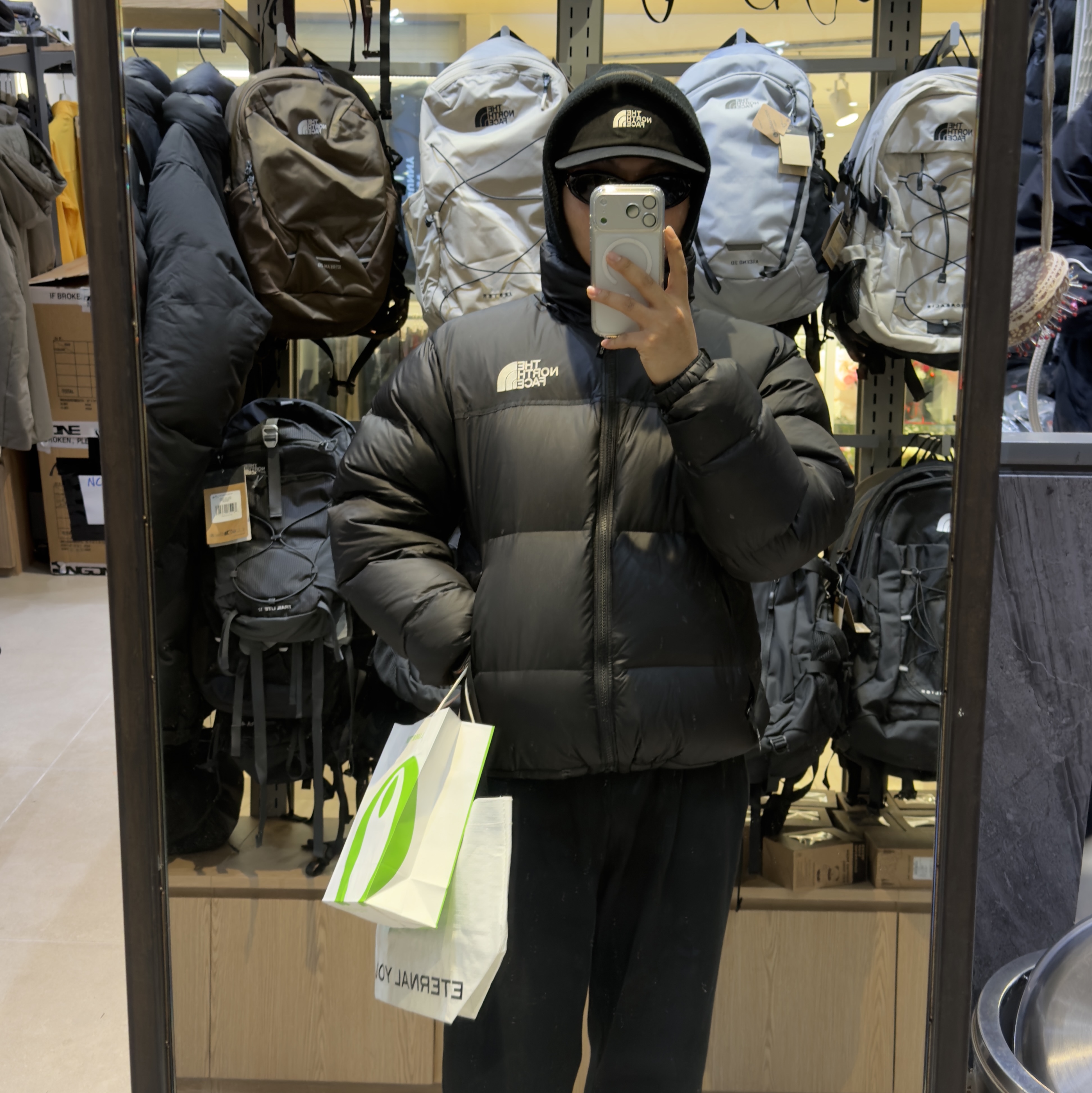 The North Face 1996 Eco Nuptse Jacket Black, Apple iPhone 17 Pro Max 256GB Silver 착용 스타일