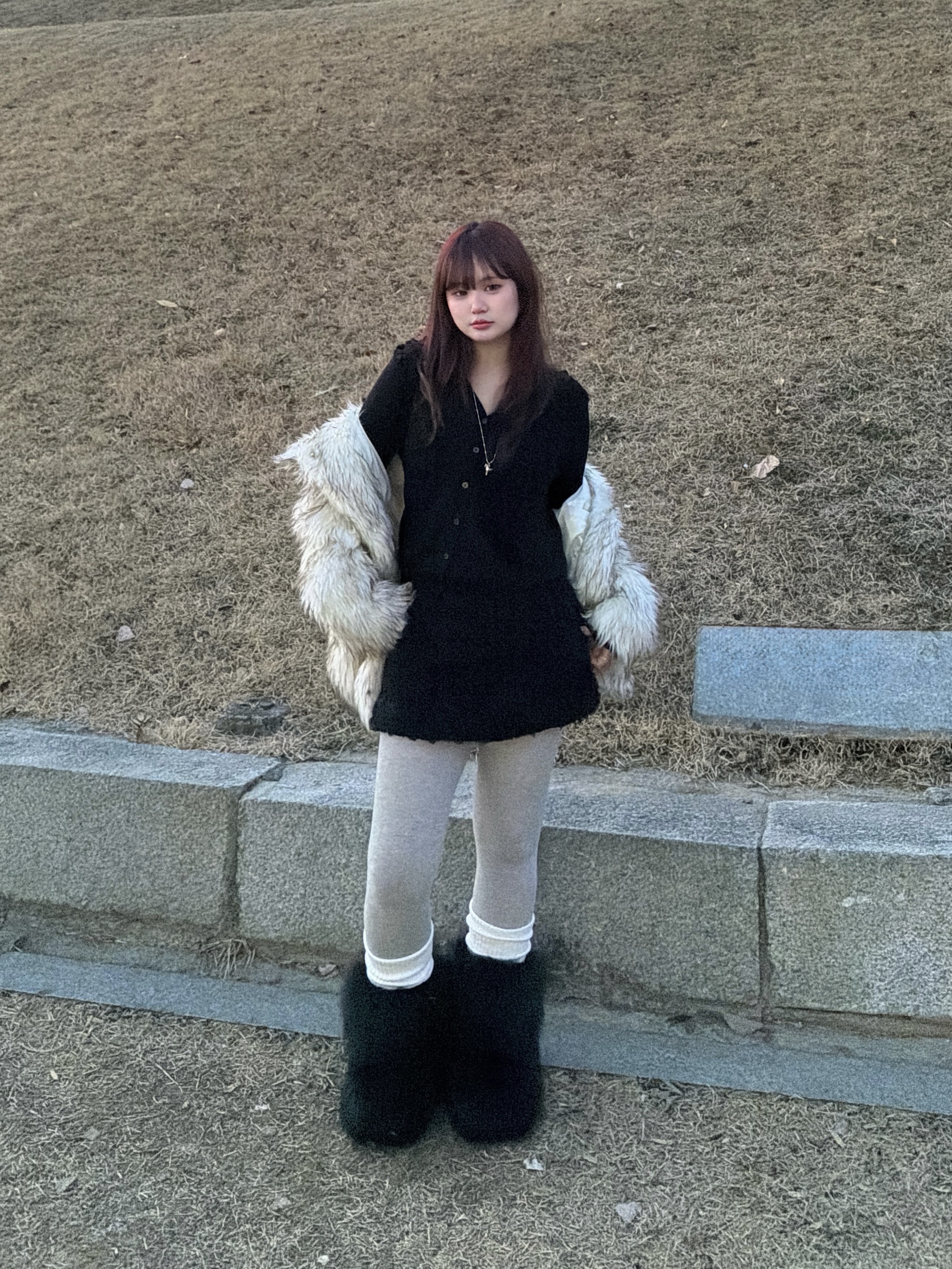 UGLYSHADOW Ruffled Fur Mini Skirt Black 착용 스타일 - 2