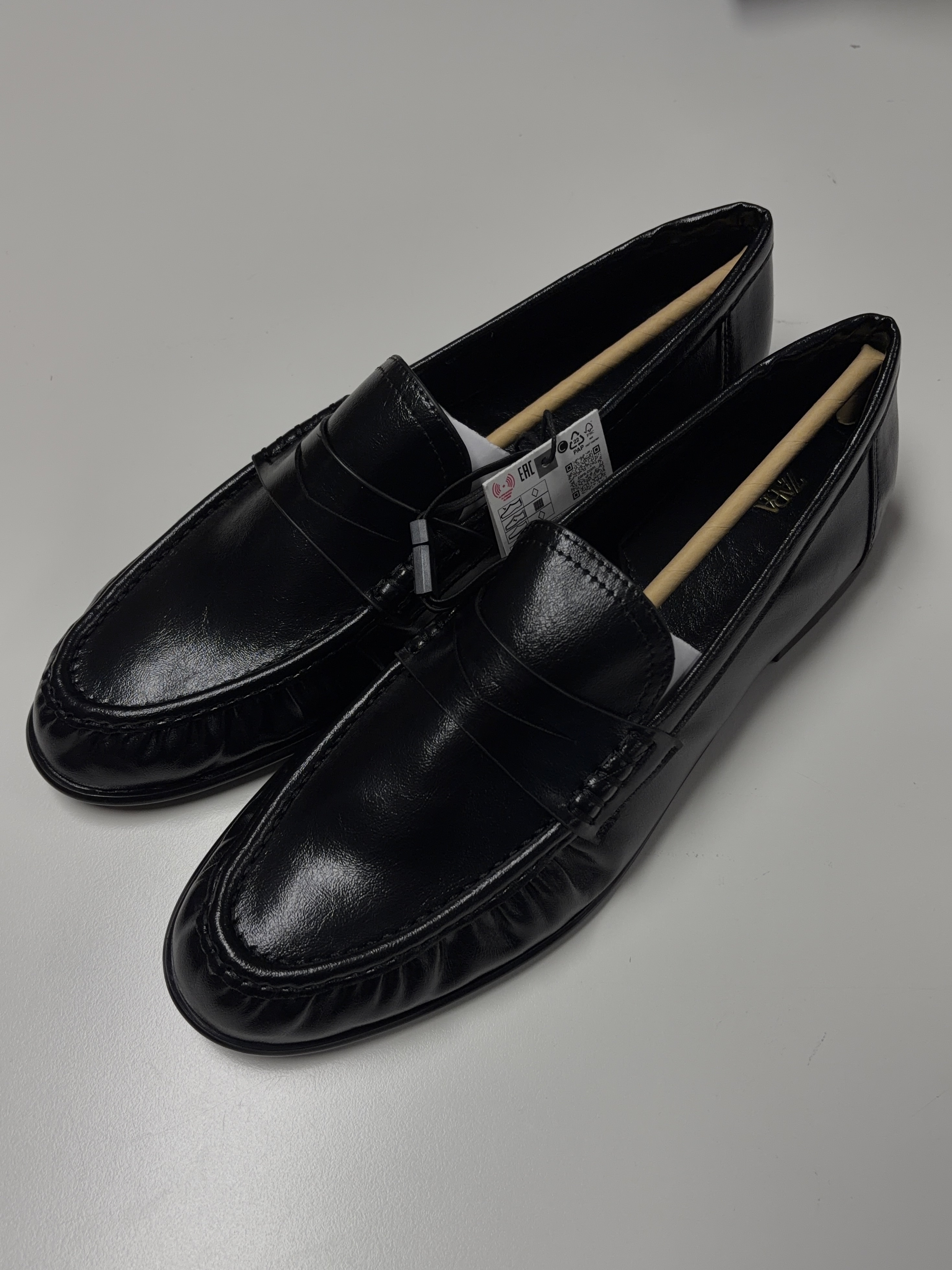 (W) Zara Soft Gathered Loafer Black 착용 스타일 - 1