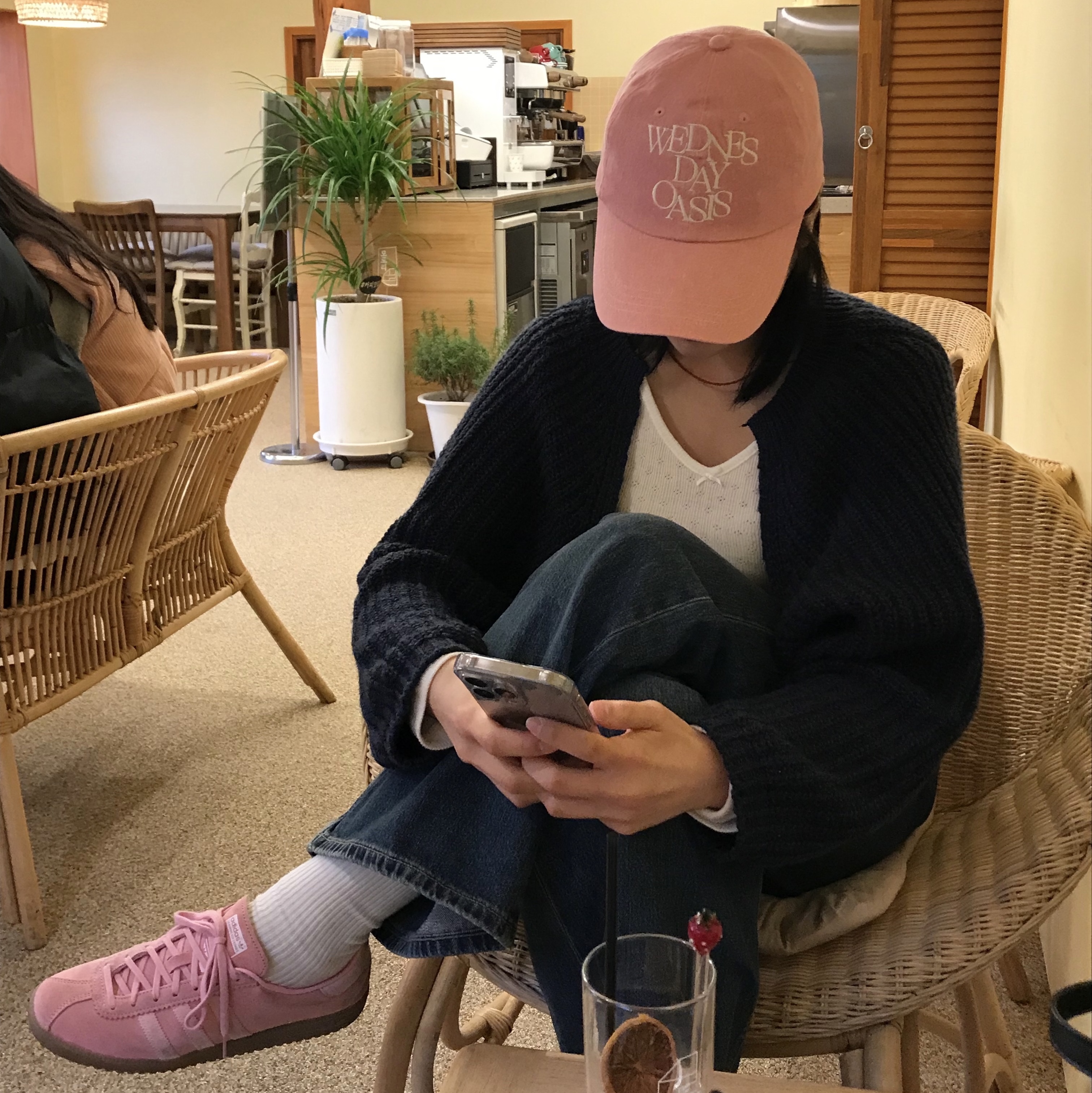 Adidas Bermuda Glow Pink 착용 스타일 - 1