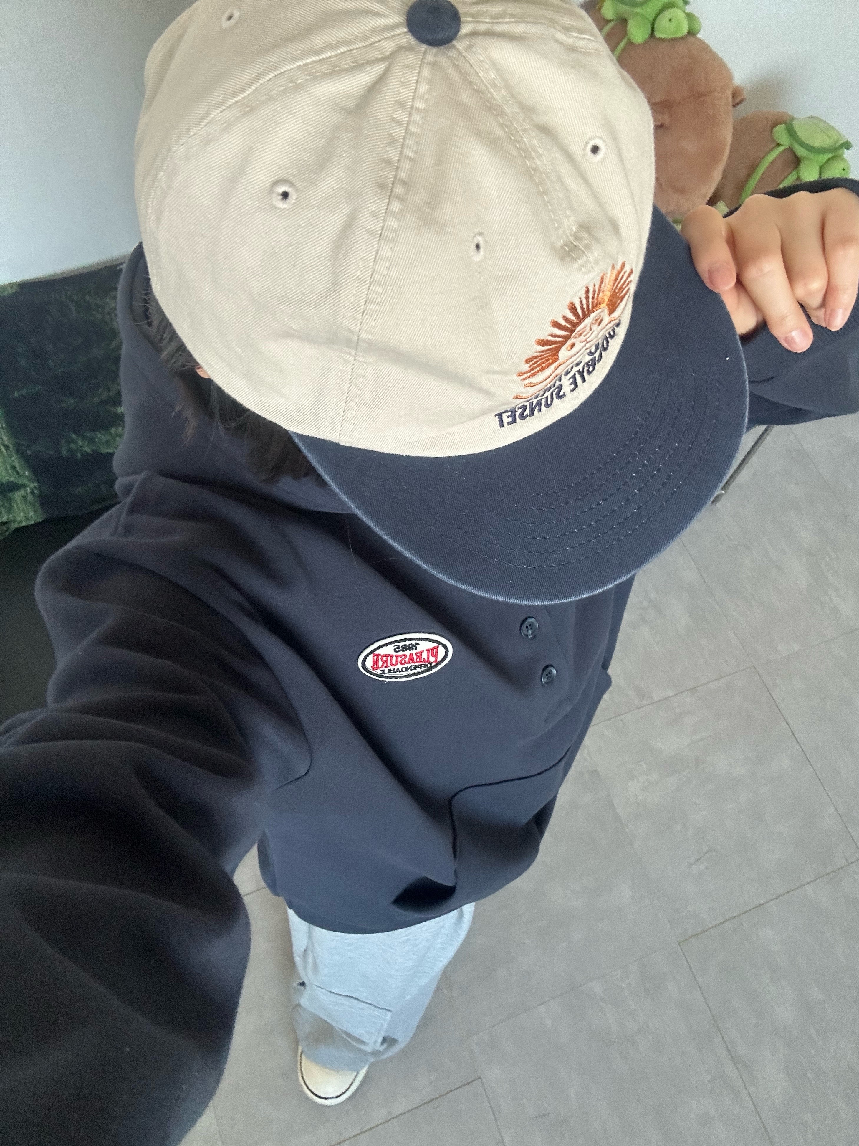 Hello Sunrise 90s Logo 6Panel Cap Beige & Navy 착용 스타일 - 4