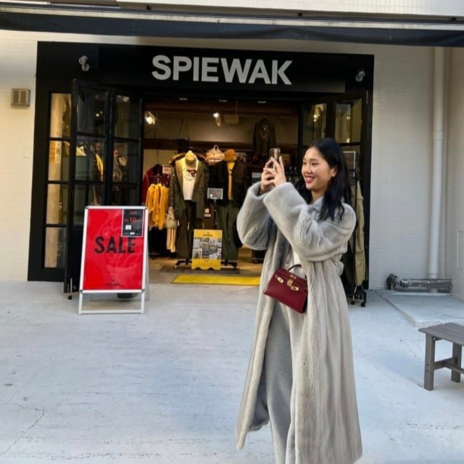 (W) Arket Faux Fur Coat Grey 착용 스타일
