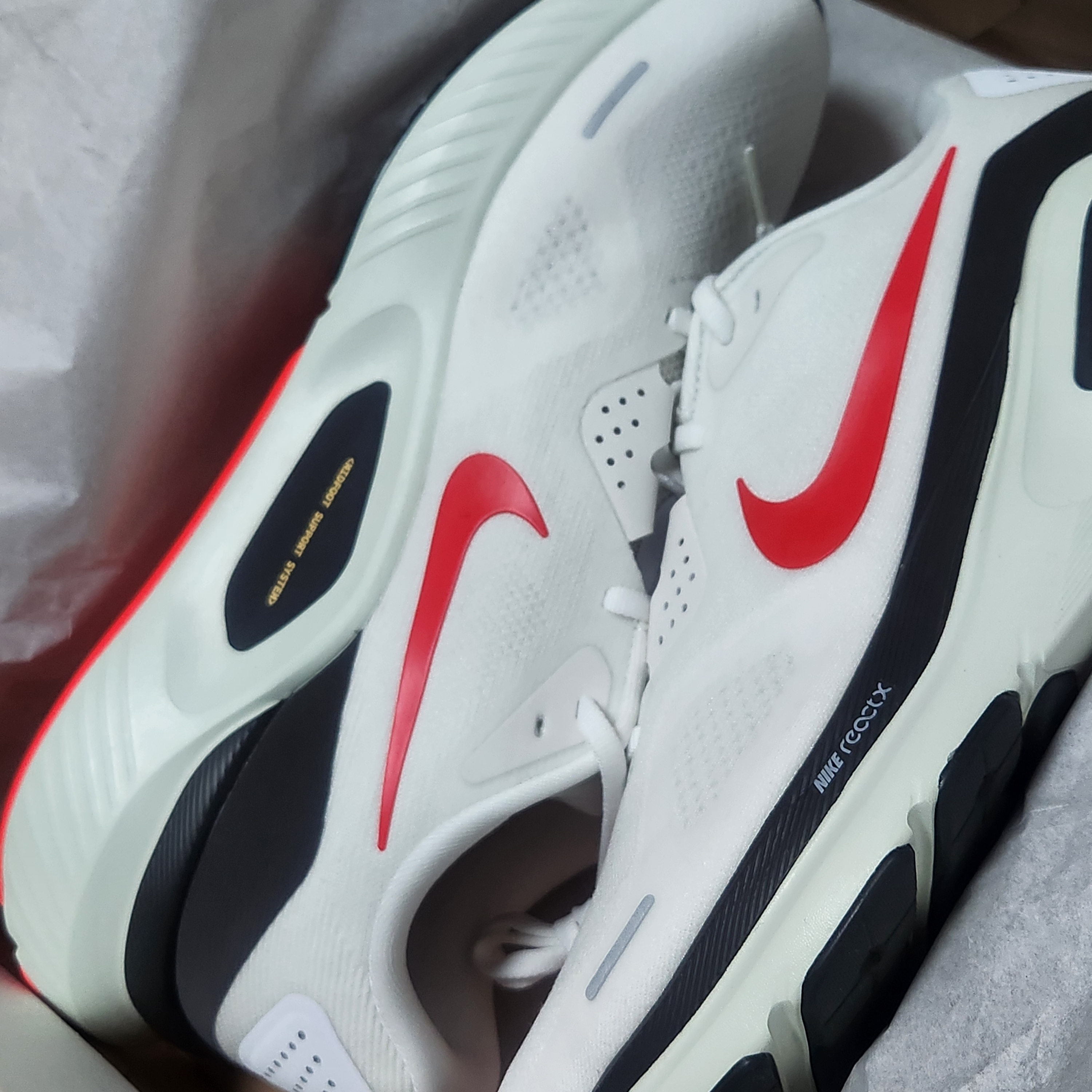 Nike Structure 26 White Medium Ash 착용 스타일
