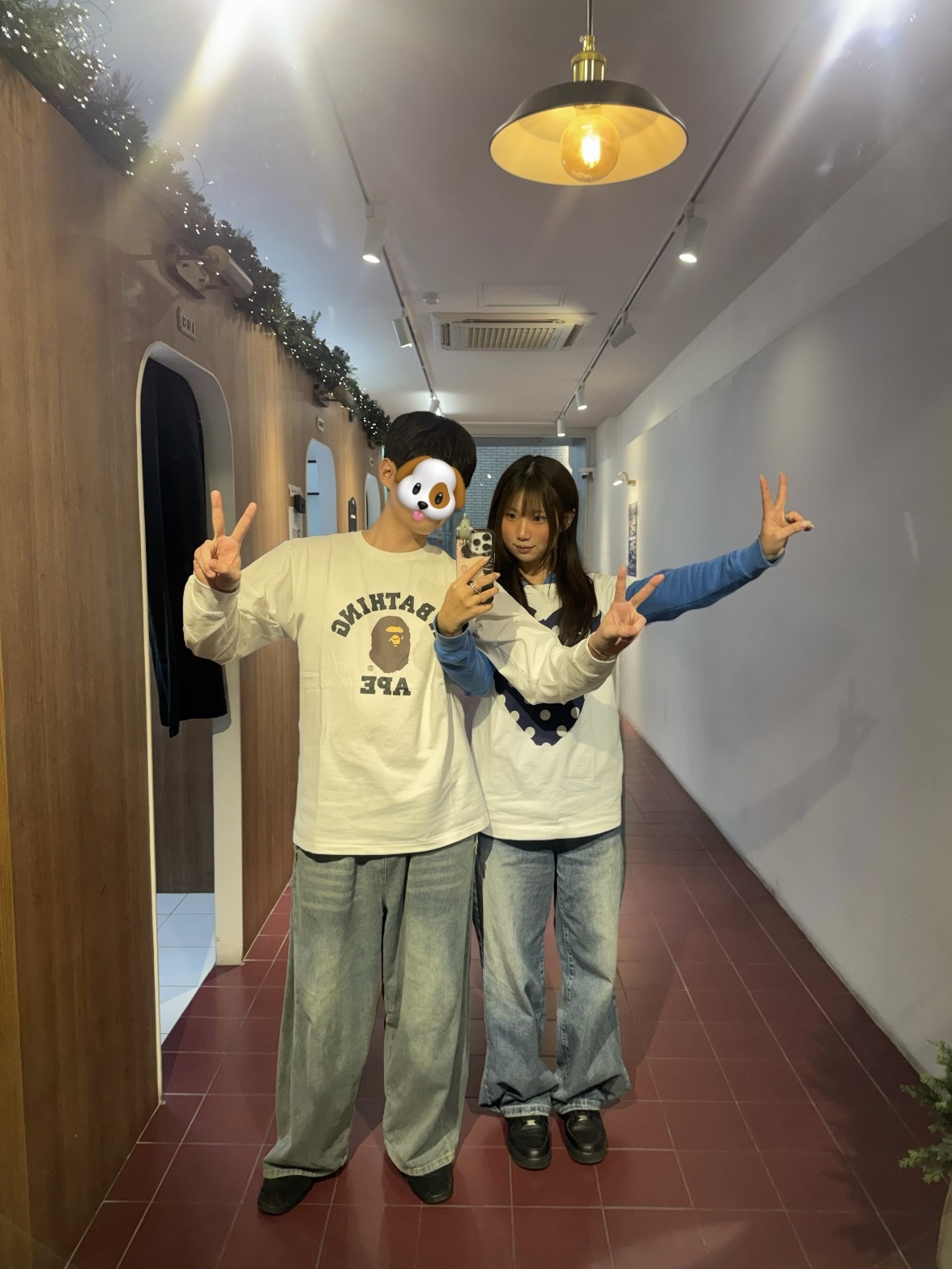 BAPE College L/S T-Shirt White, Play Comme des Garcons Red Heart Printed Blue Heart T-Shirt White 착용 스타일 - 1