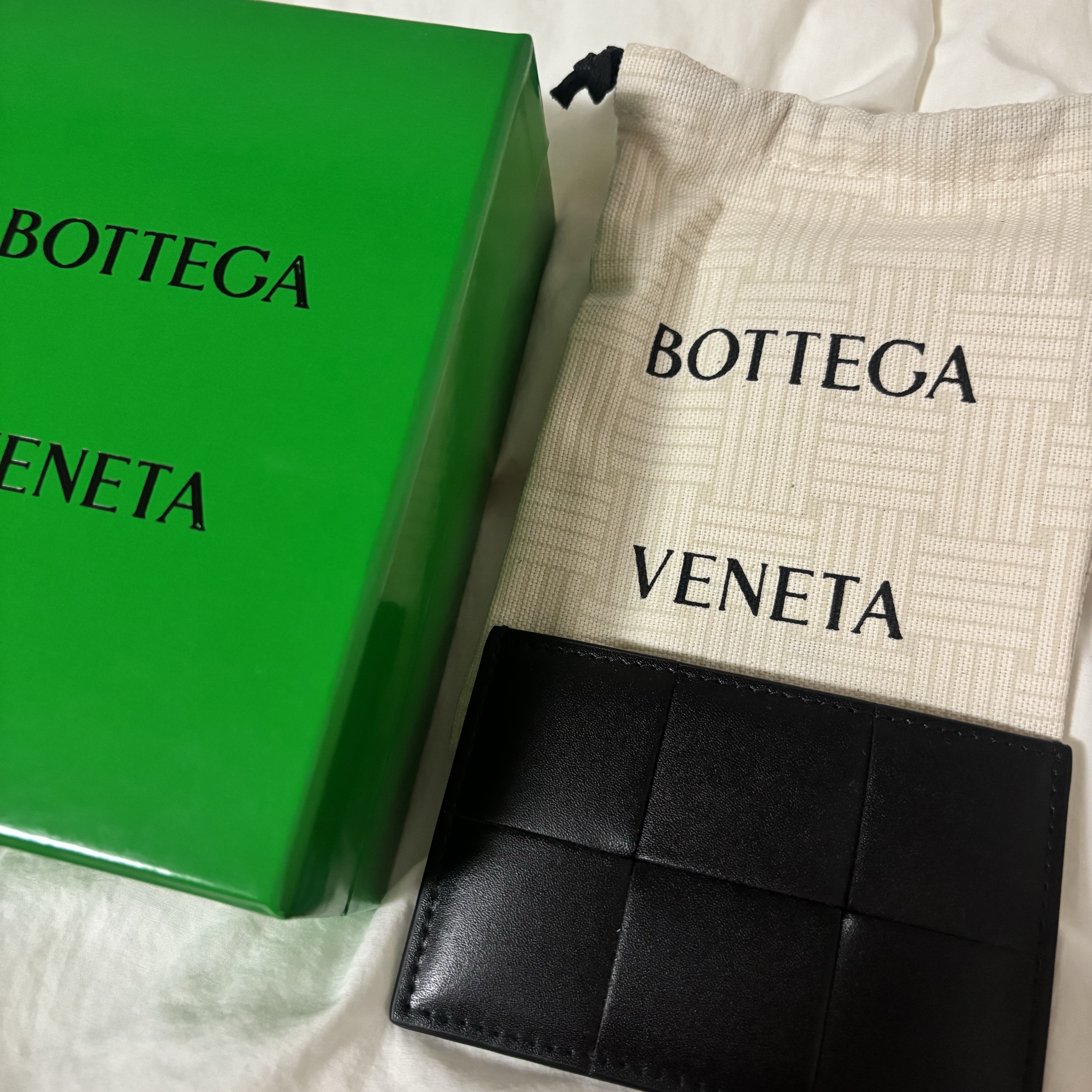Bottega Veneta Credit Card Case Calfskin Black 착용 스타일