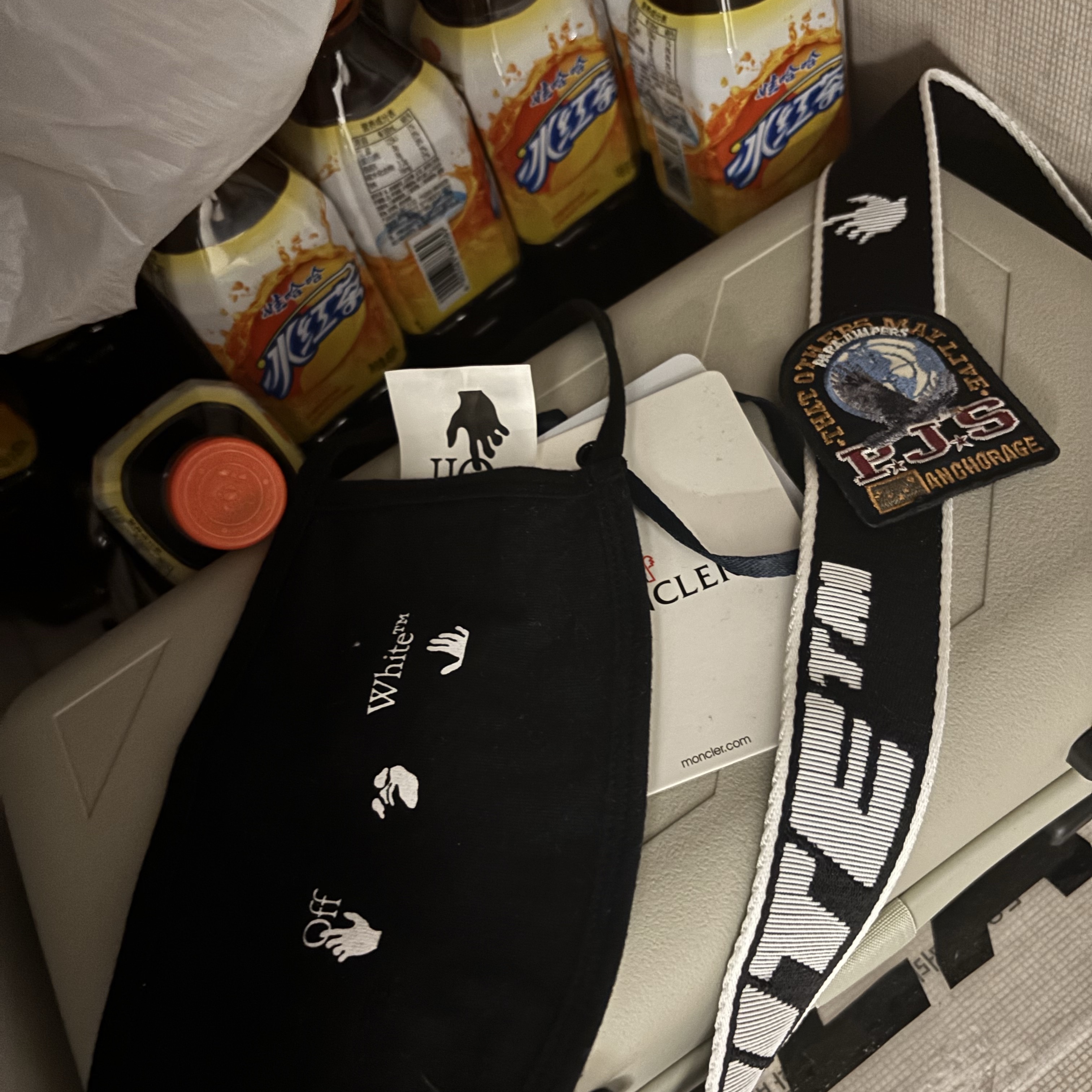 Off-White x Amore Pacific Protection Box (Without Cosmetics) 착용 스타일 - 1