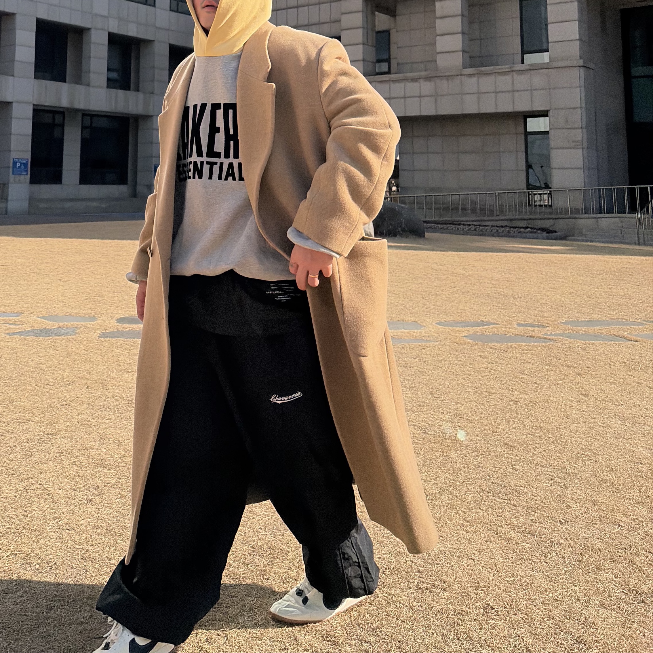 Nike x Jacquemus Moon Shoe SP Alabaster Off Noir, Essentials x NBA Lakers Hoodie Warm Heather - 24FW 착용 스타일 - 3