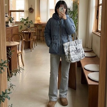C.P. Company Flatt Nylon Hooded Down Parka Orion Blue - 23FW, Alo Yoga Iconic Shopper Tote Bag Grey Tiedye 착용 스타일