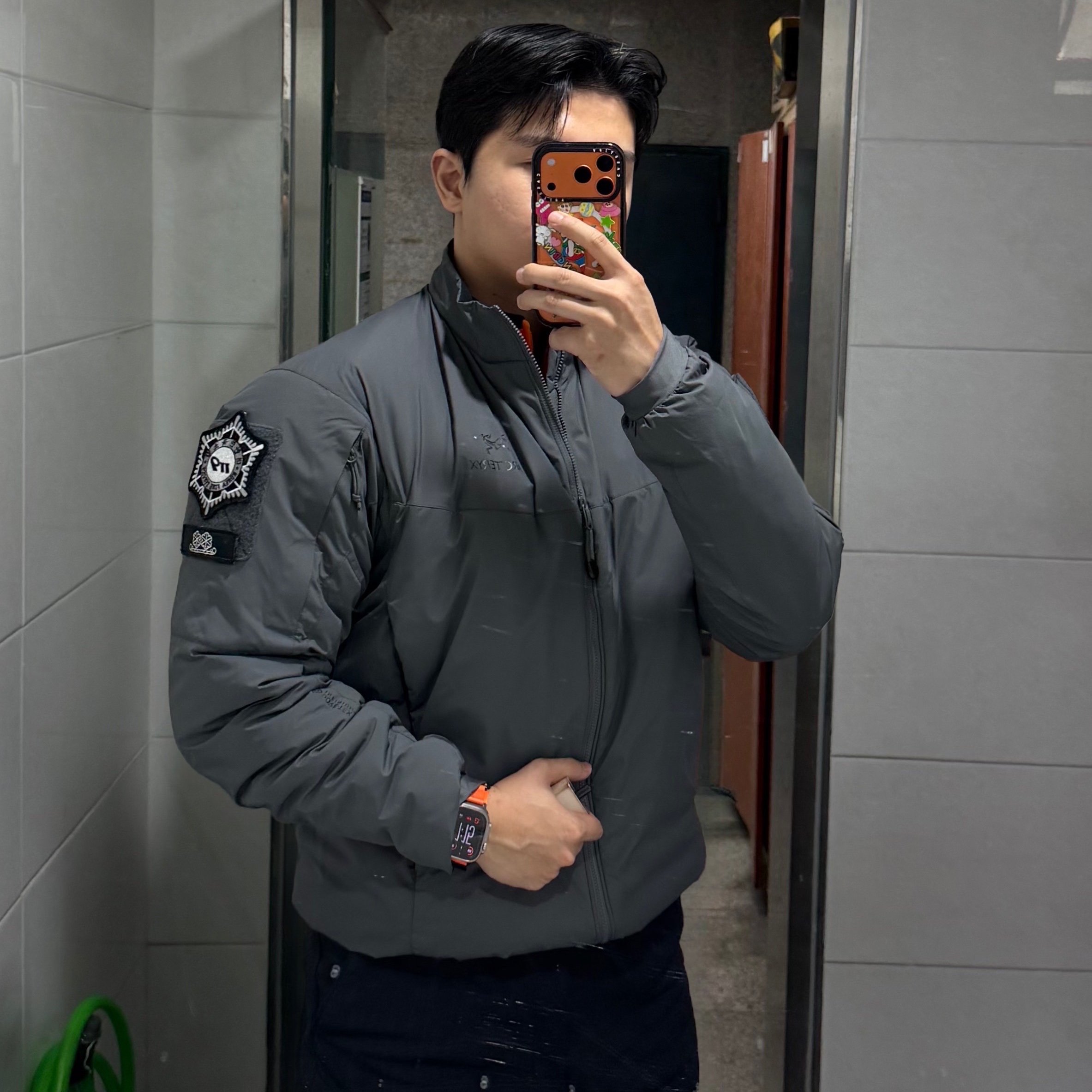 Arc'teryx LEAF Cold WX Jacket LT Gen 2.1 Wolf, Apple Watch Ultra 3 49mm Natural Titanium Case with M Milanese Loop Natural (Korean Ver.) 착용 스타일