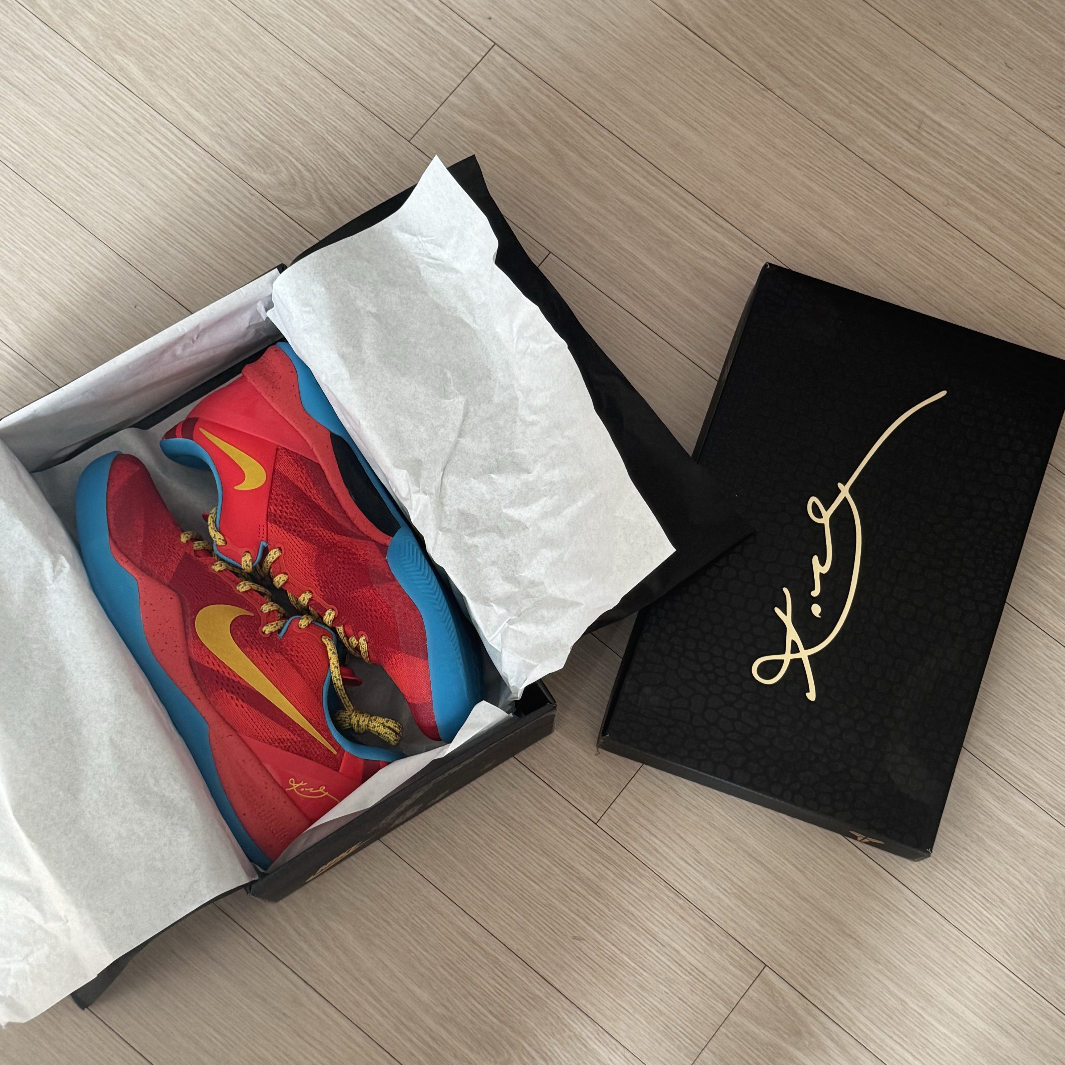Nike Kobe 8 Protro Year of the Horse Light Crimson and Vivid Blue 착용 스타일
