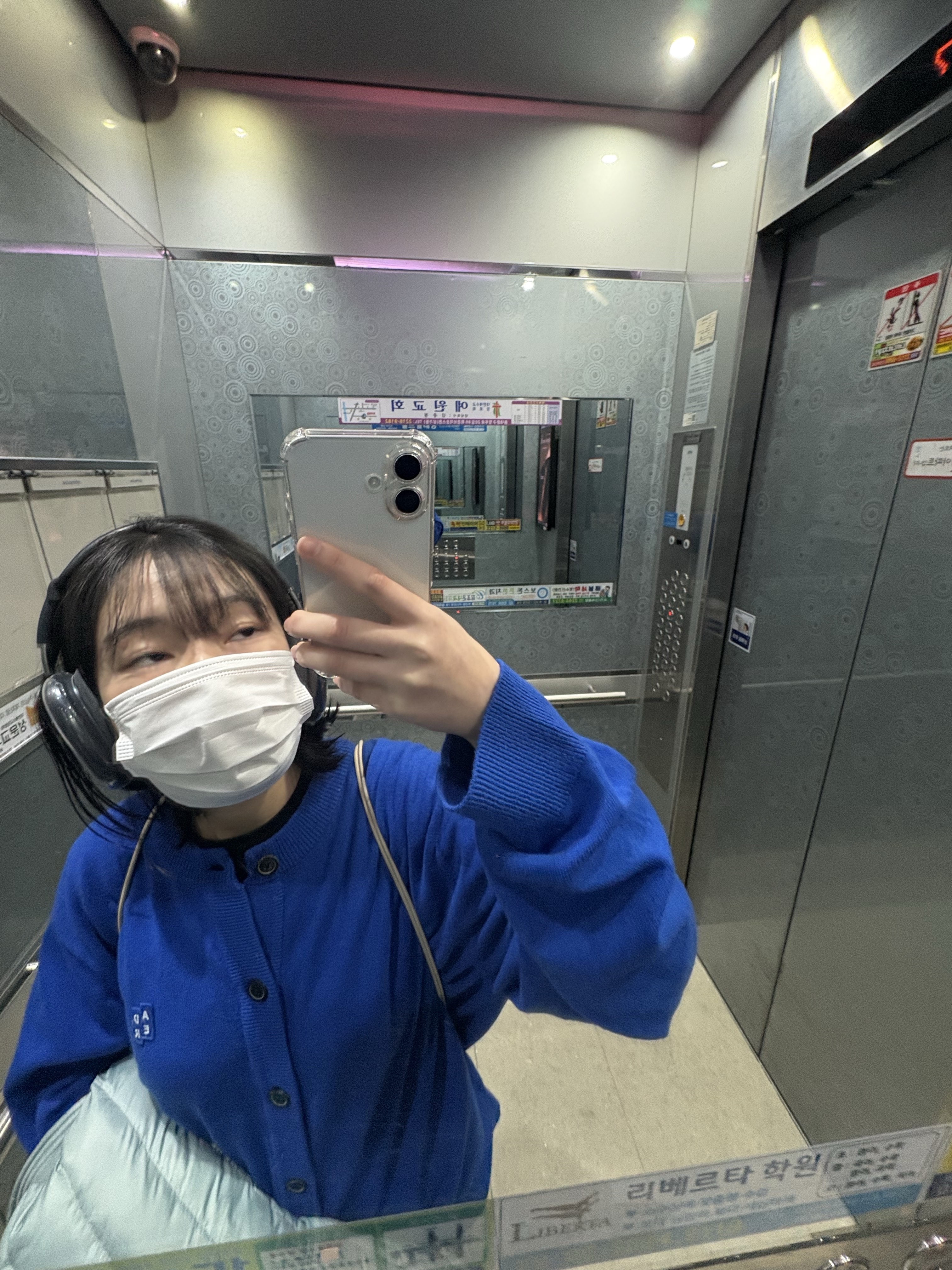 Apple AirPods Max USB C Midnight (Korean Ver.), Ader Error Sig; TRS Tag Cardigan 02 Z-Blue 착용 스타일 - 2