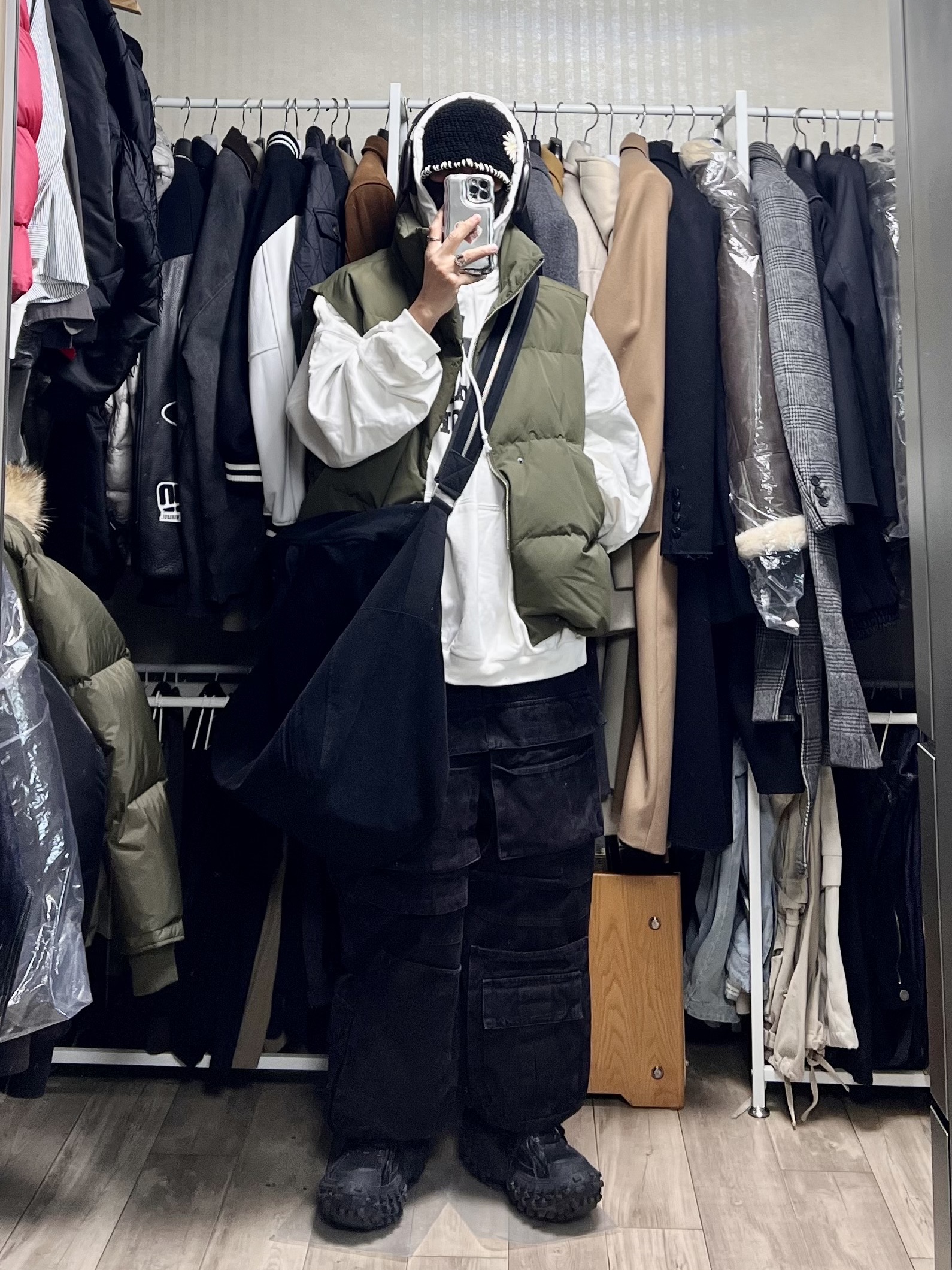Project G/R Orgasm Donor Hoodie Dirty White, Project G/R Crinkle Denim Cargo Pants Black 착용 스타일