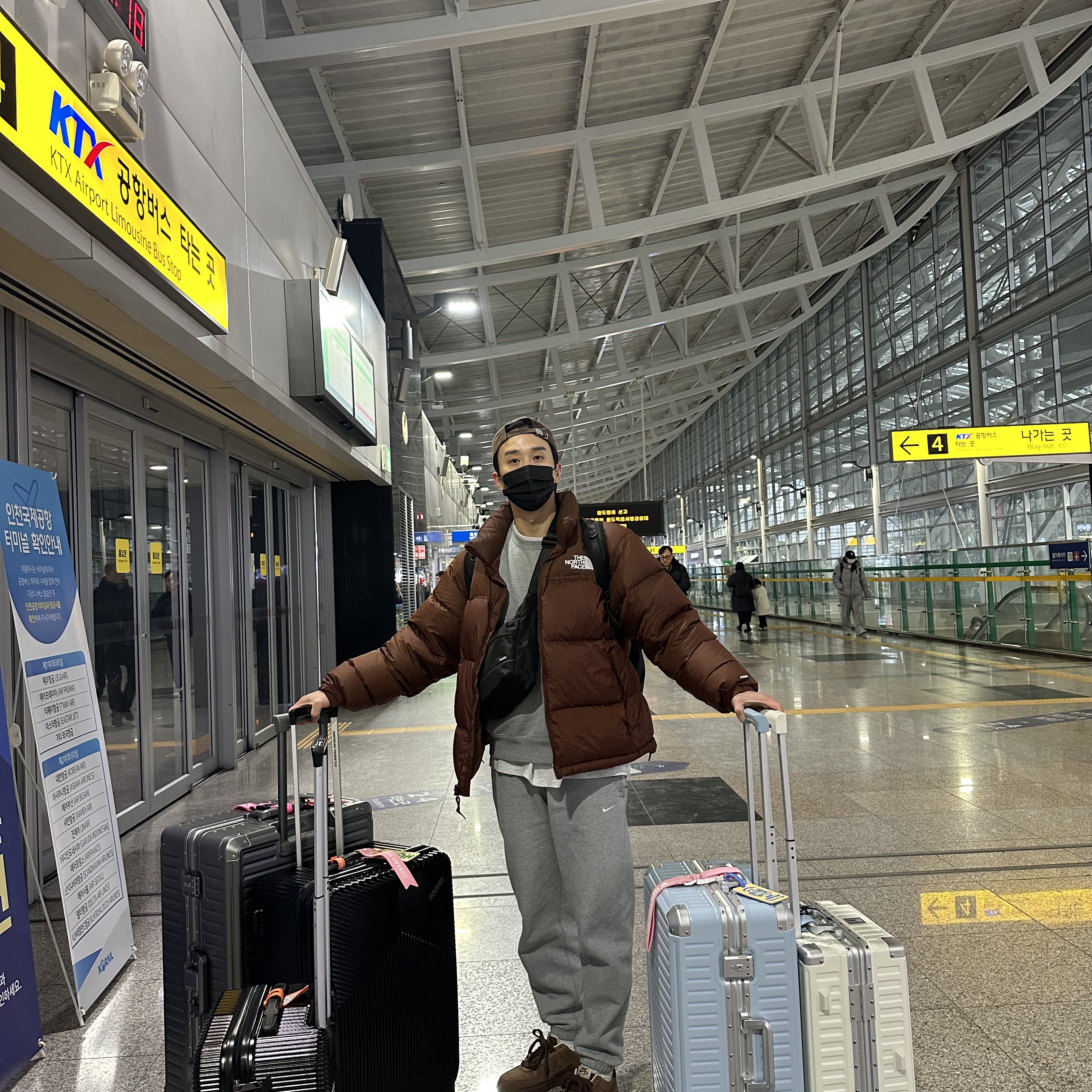 (W) Nike Air Force 1 '07 Cacao Wow, The North Face 1996 Retro Nuptse Jacket Dark Oak 착용 스타일 - 1