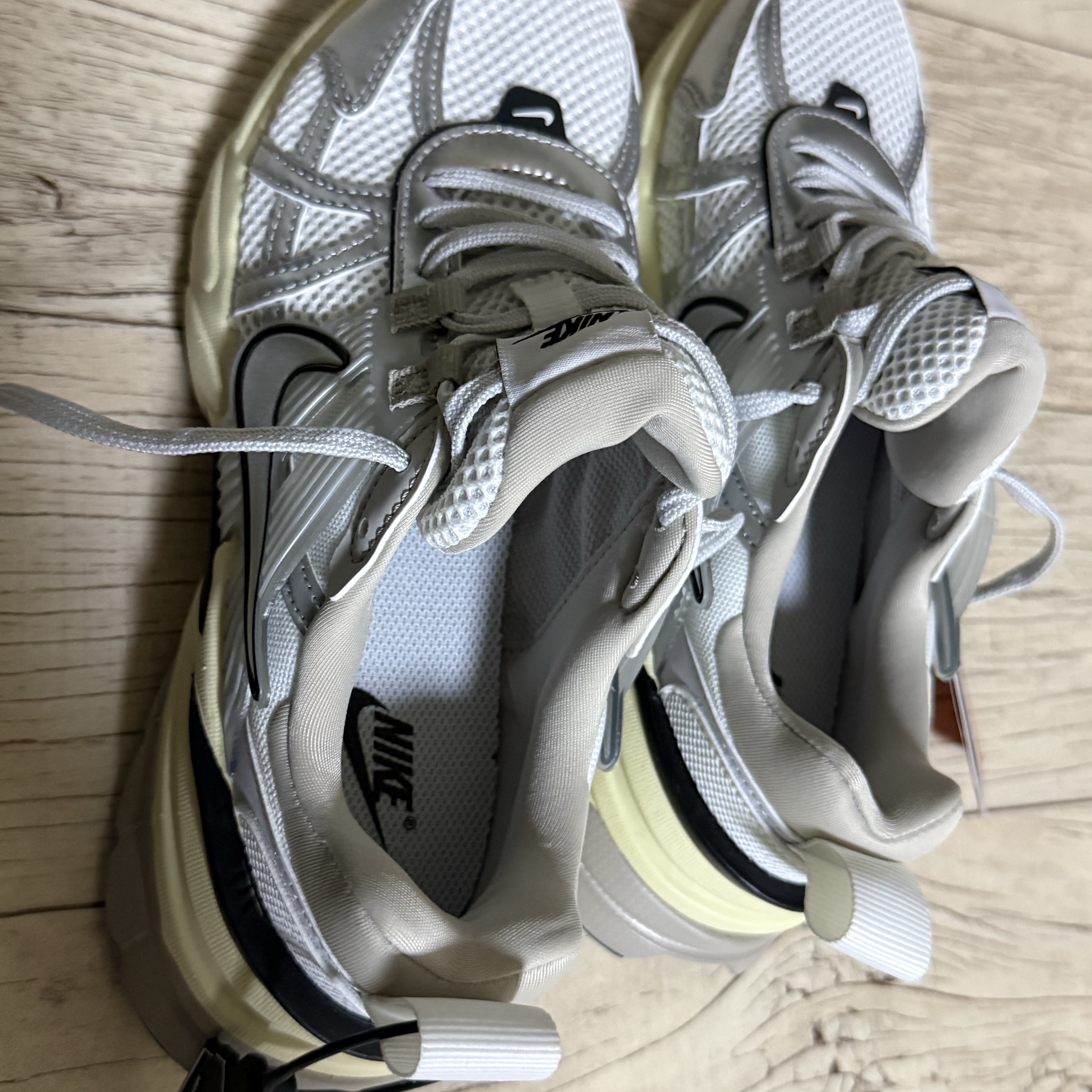 Nike V2K Run Summit White Metallic Silver 착용 스타일 - 1