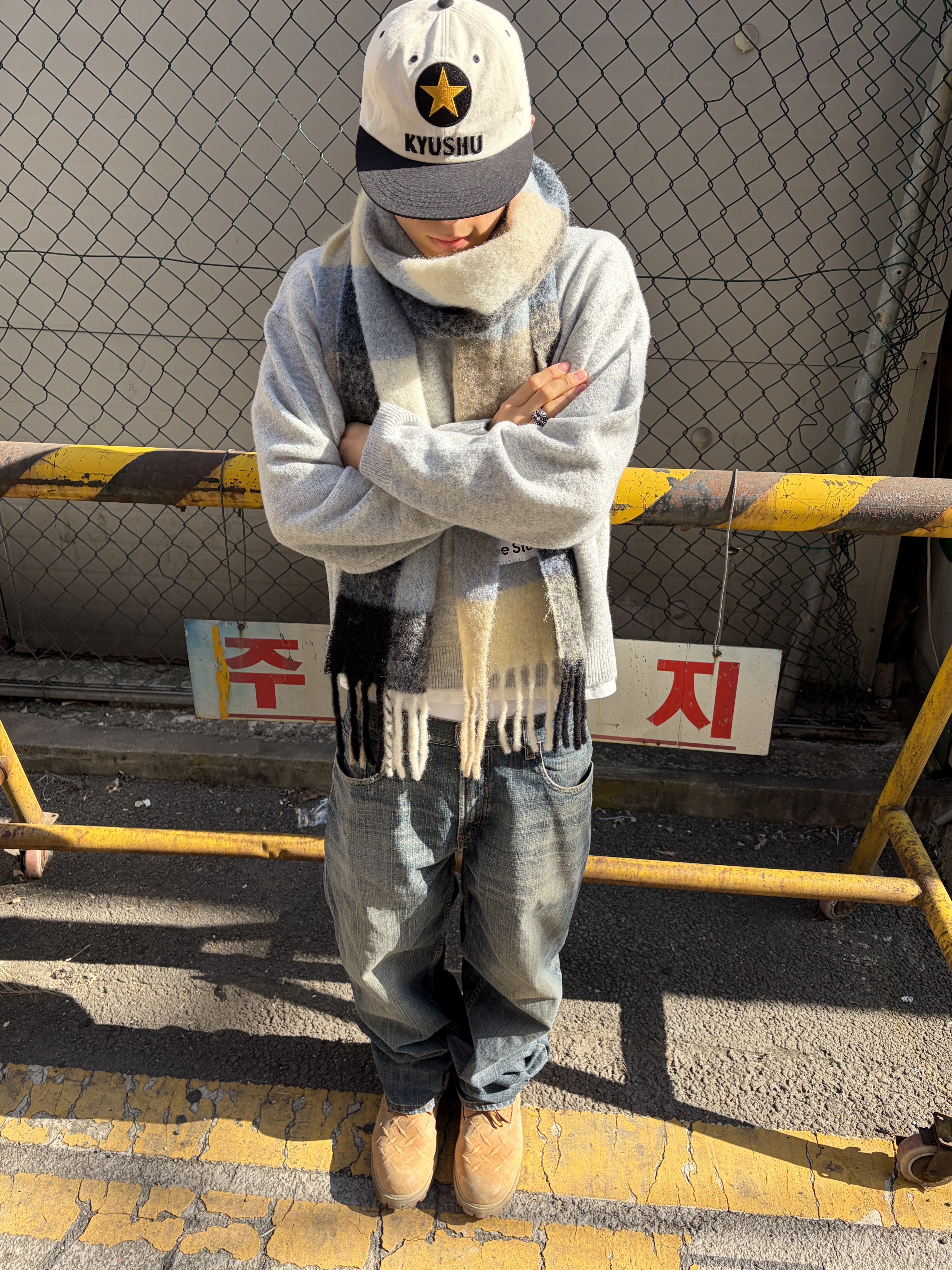 Aoiro KYUSHU Star ビール Cap, Acne Studios Mohair Check Muffler Blue Beige Black 착용 스타일 - 1