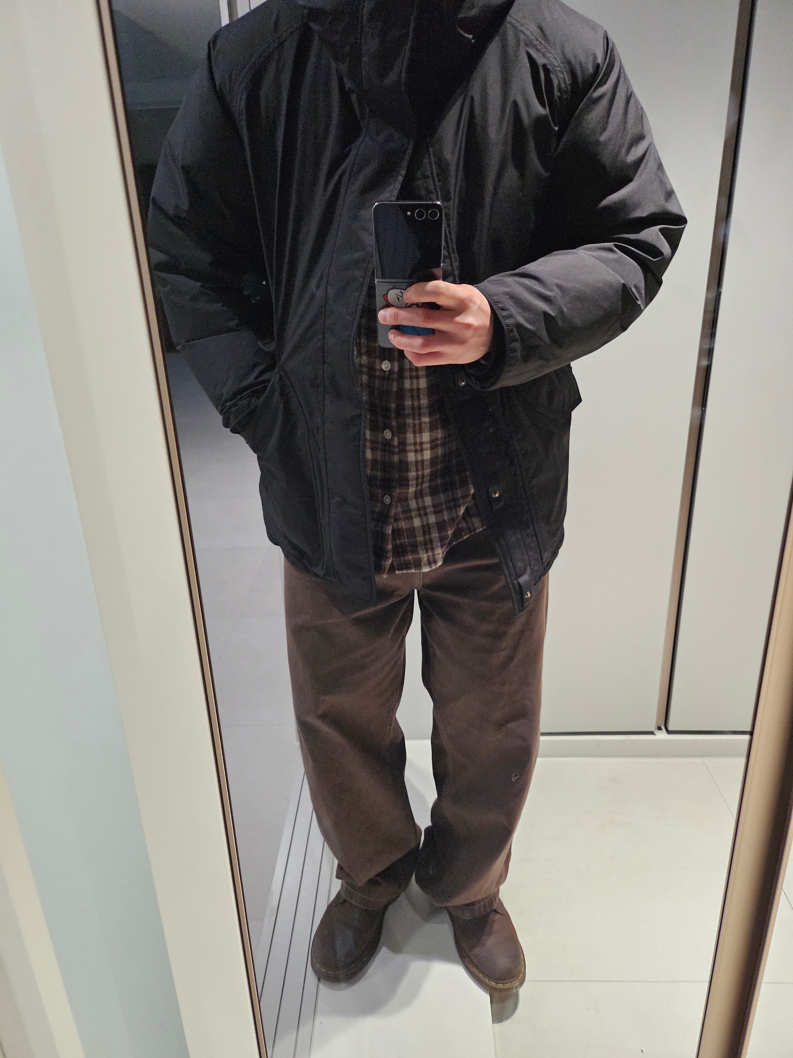 Nanamica Gore-Tex Down Coat Black, Carhartt WIP Brandon Pant Palisander Stone Dyed 착용 스타일 - 1