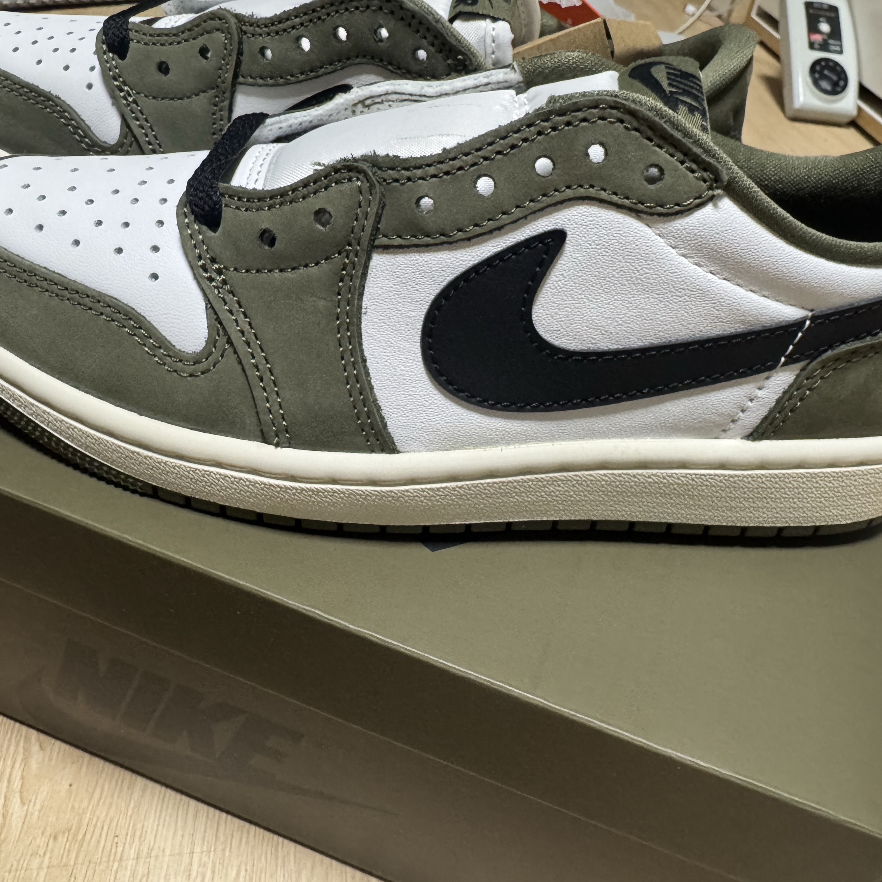 Jordan 1 Retro Low OG Medium Olive and Summit White 착용 스타일 - 2