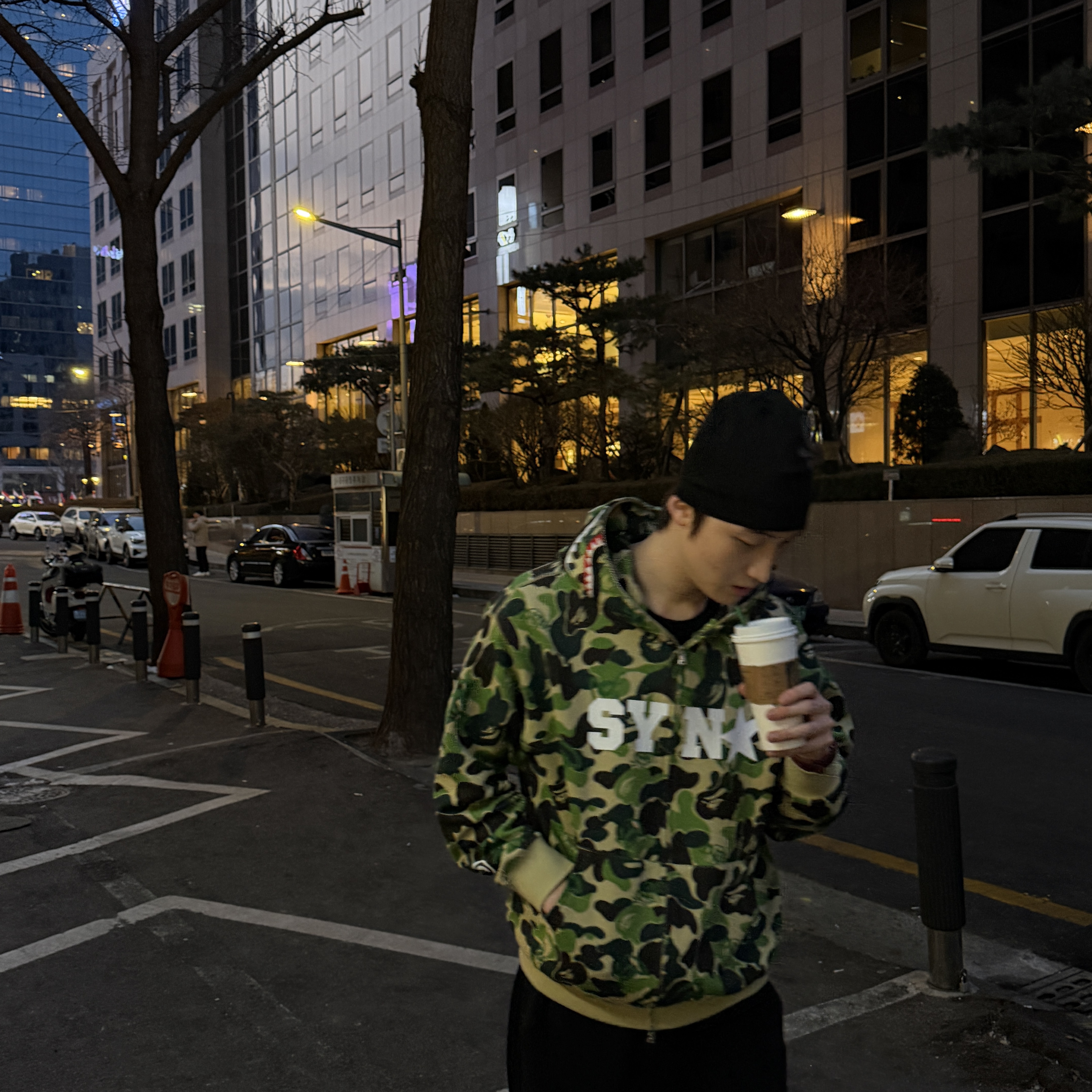 BAPE x Spotify x SYNA World By Central Cee Camo Shark Full Zip Hoodie Green 착용 스타일 - 2