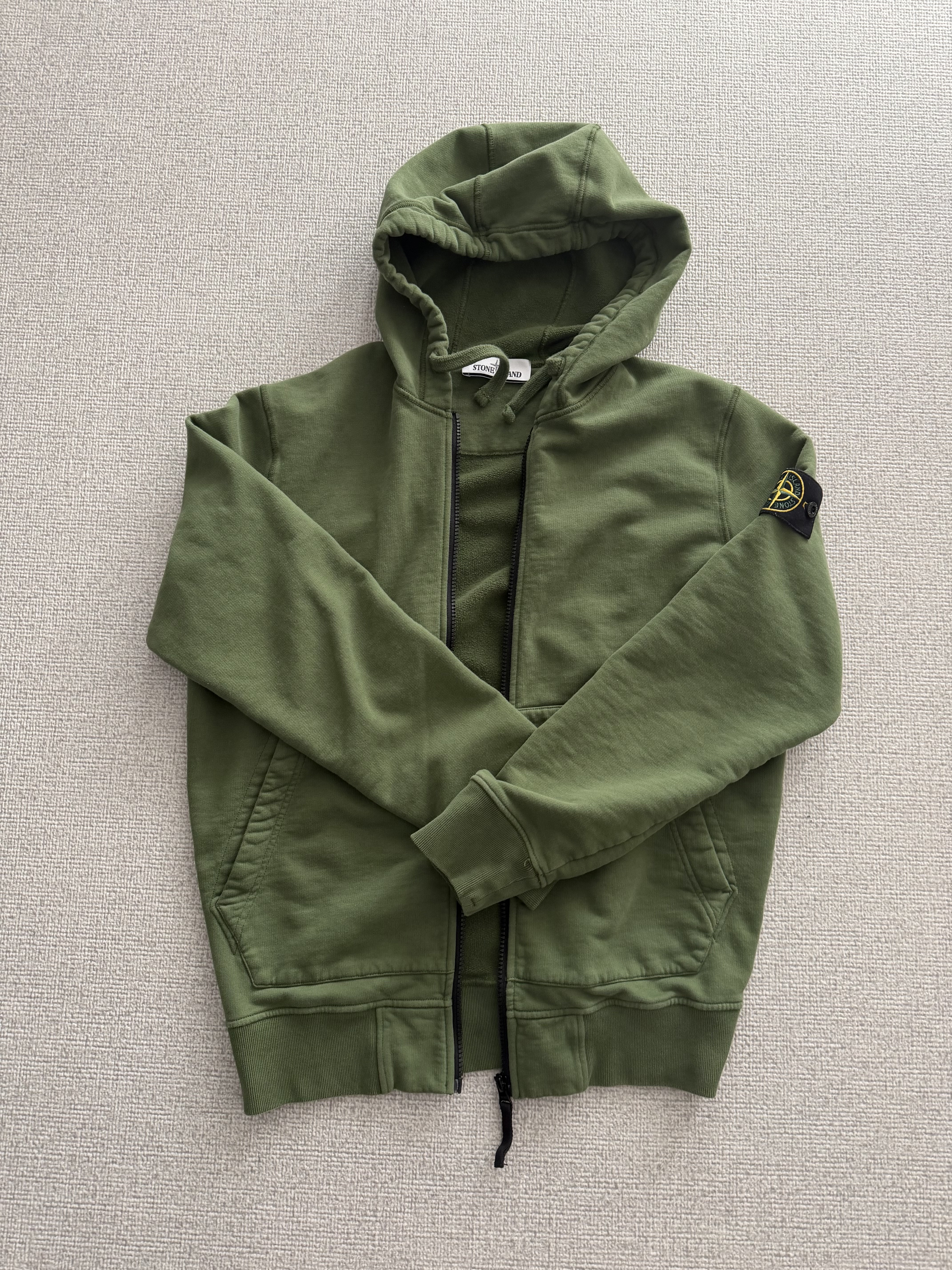 Stone Island 64220 Full Zip Hooded Sweatshirt Olive Green - 22FW 착용 스타일