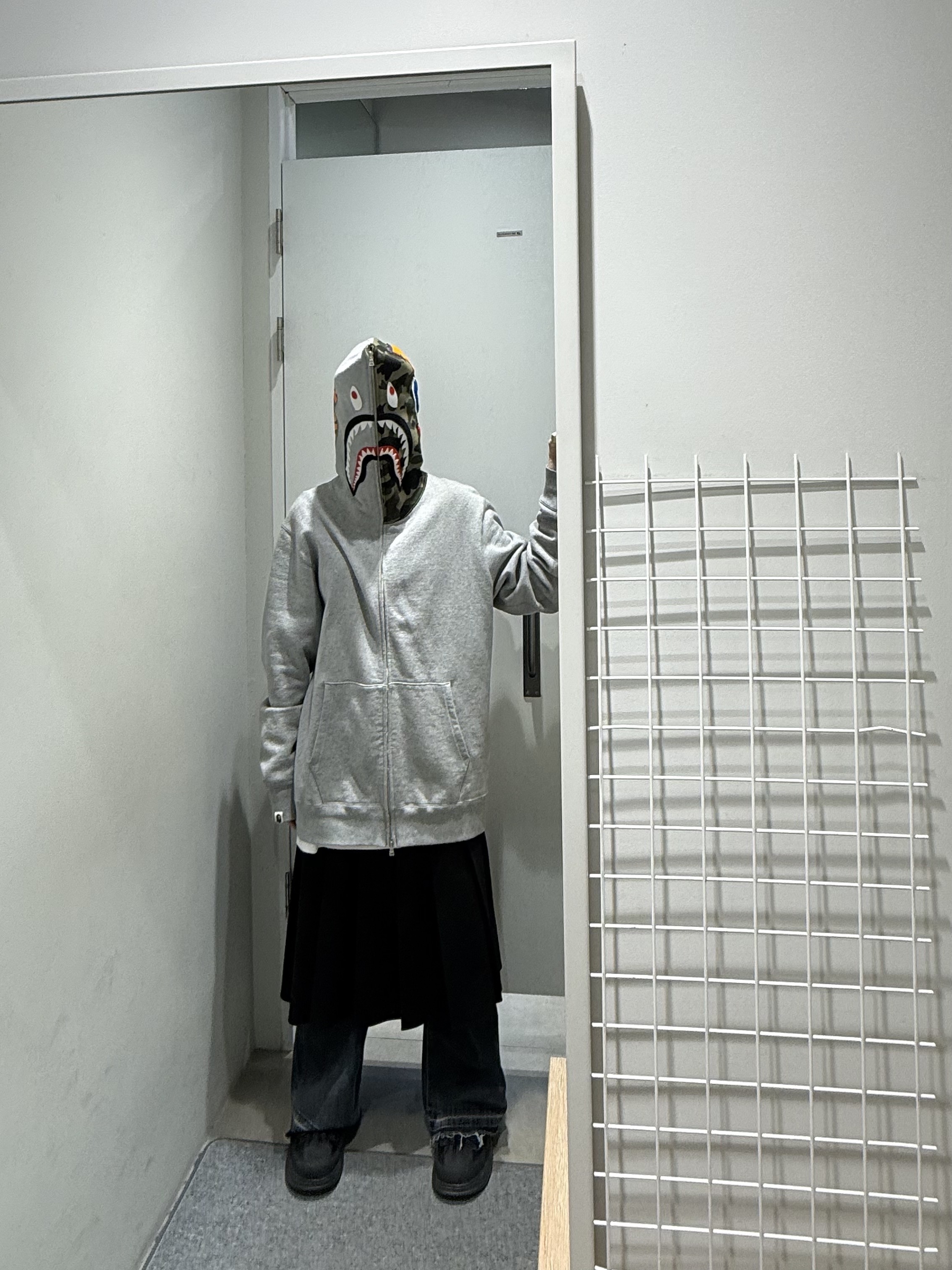 BAPE 1st Shark Full Zip Hoodie Grey 착용 스타일 - 4